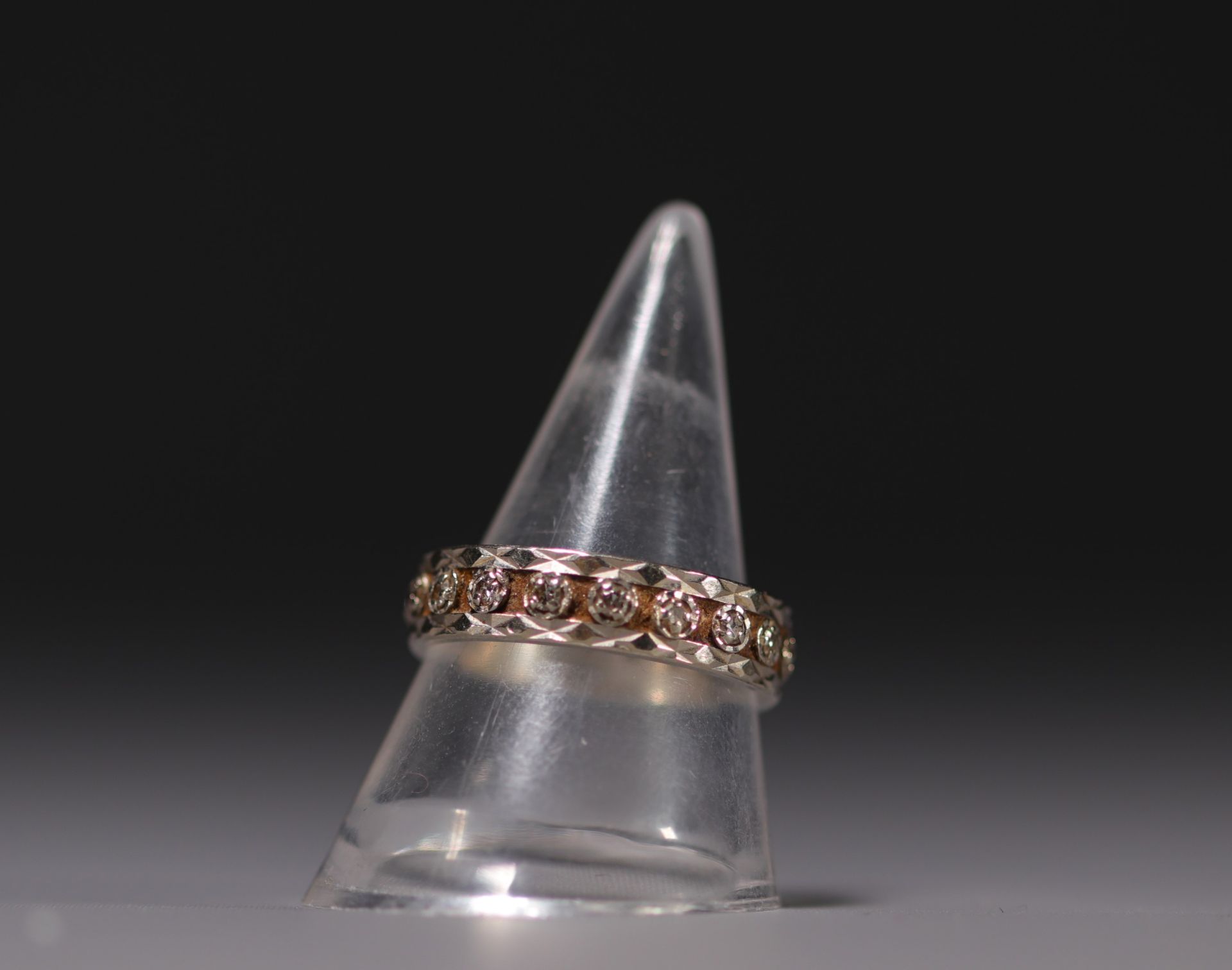 American wedding ring in 18k white gold with 17 diamonds weighing 4.8gr. - Bild 2 aus 2