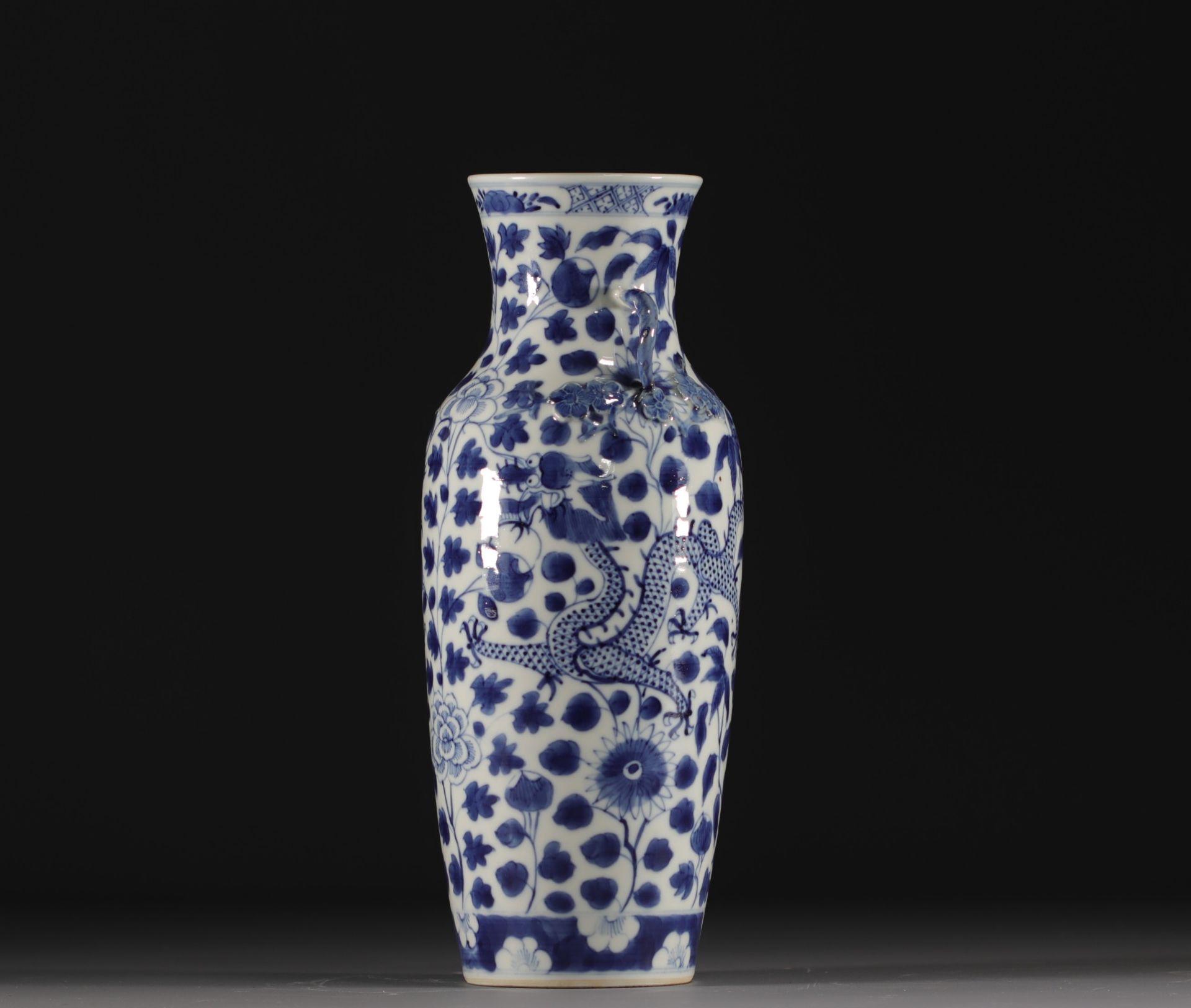 China - A blue-white porcelain vase decorated with dragons, Qing period. - Image 3 of 6