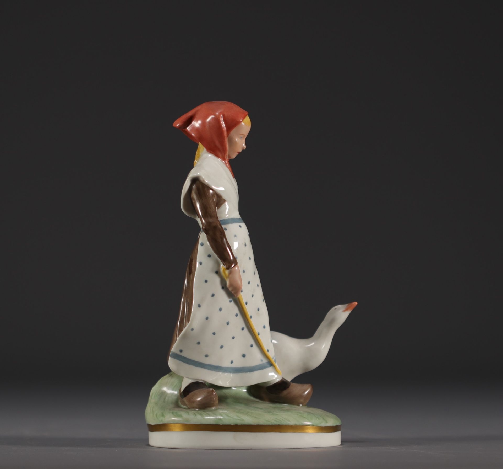 Christian THOMSEN for Royal Copenhagen "Young girl and her goose" in enamelled porcelain, mark under - Bild 2 aus 4