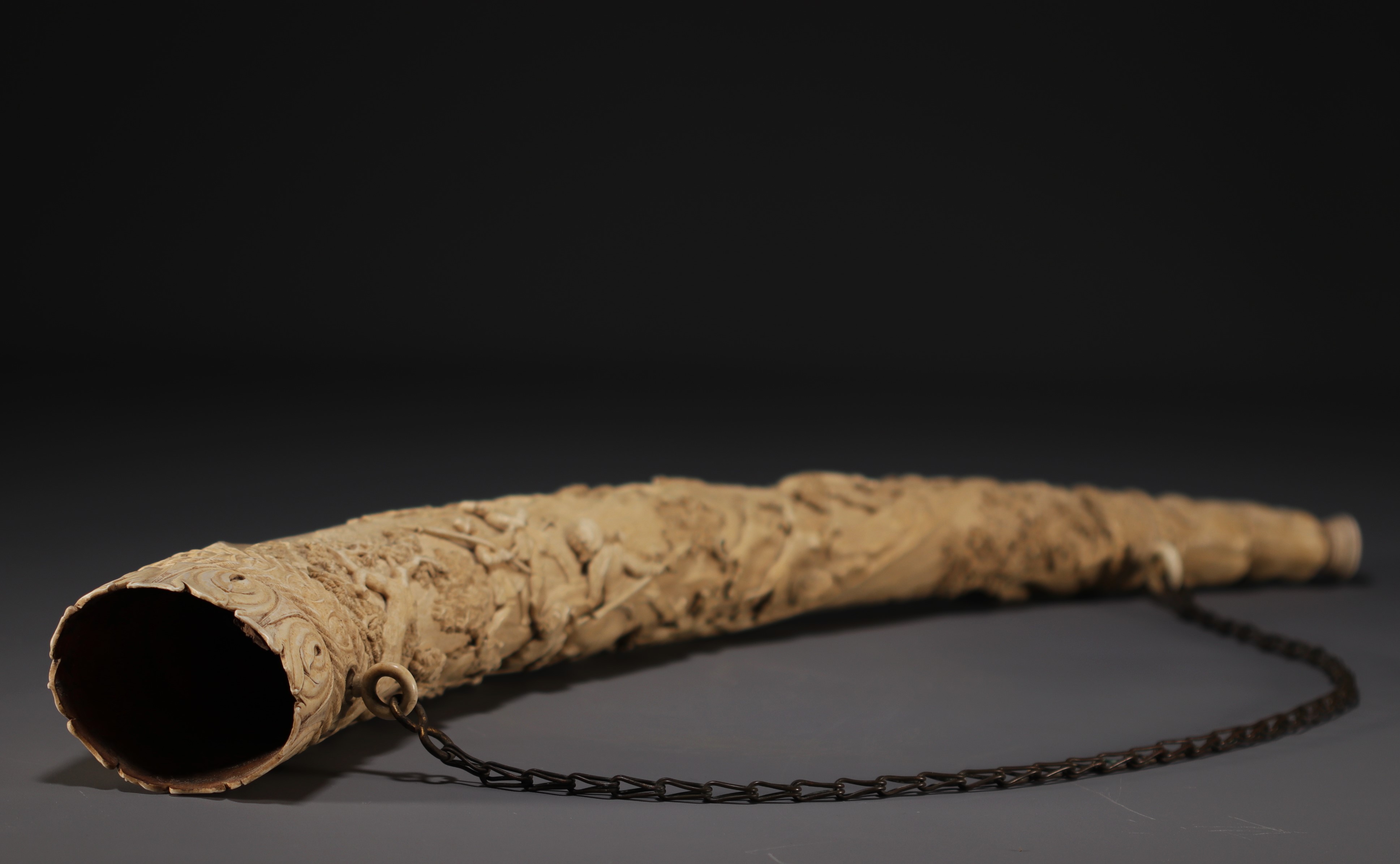 "Exceptional carved ivory hunting horn, second half of the 19th century. - Image 6 of 10