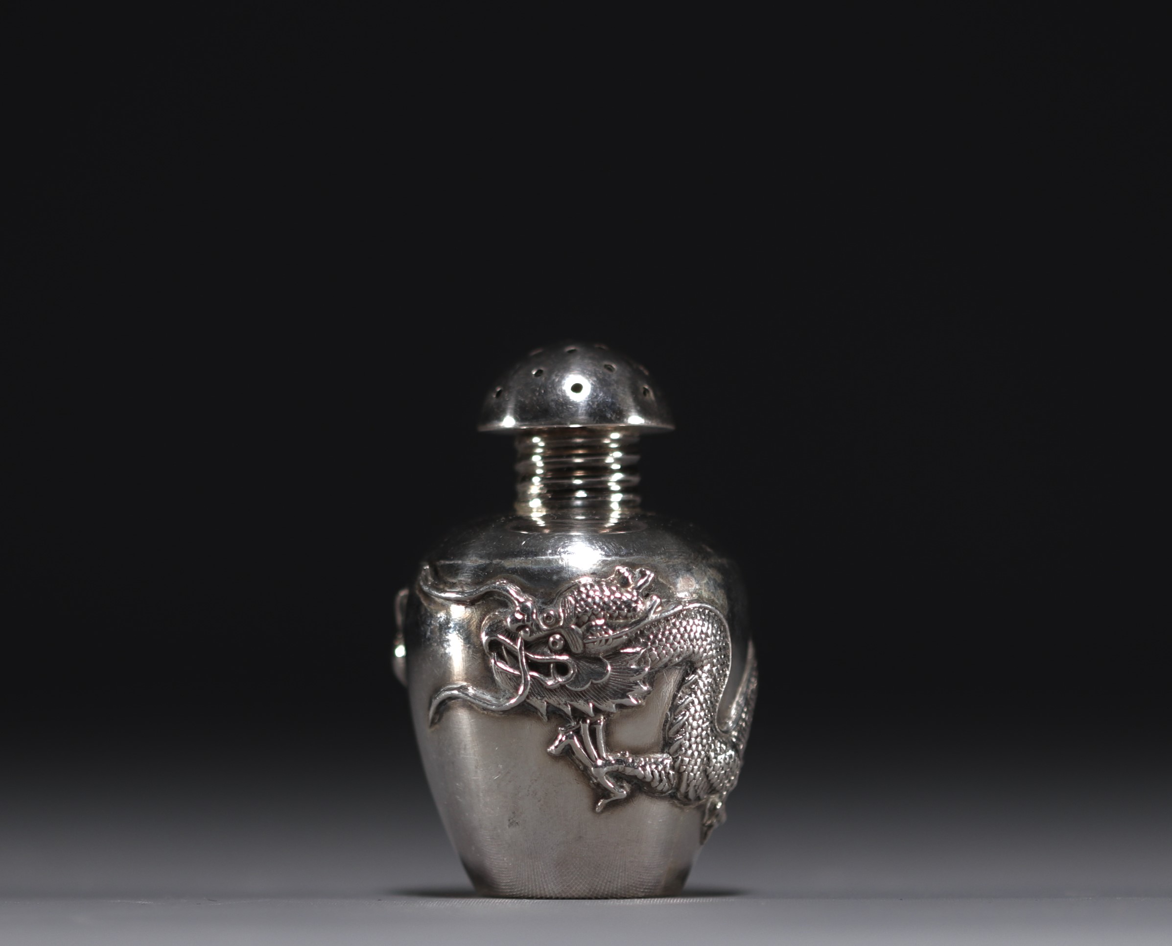 China - Set of twelve solid silver salt cellars with dragon decoration, early 20th century. - Image 5 of 13