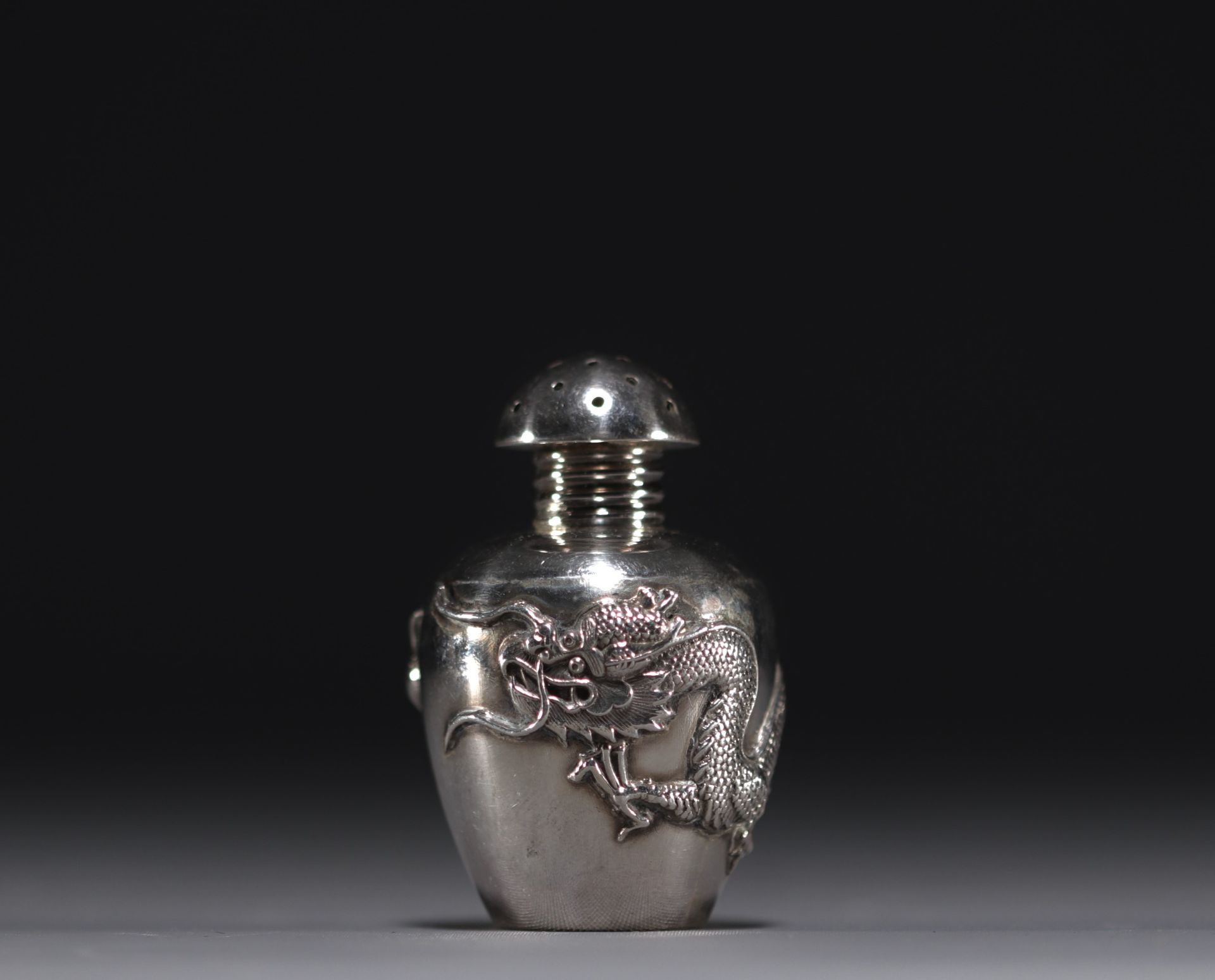 China - Set of twelve solid silver salt cellars with dragon decoration, early 20th century. - Bild 5 aus 13