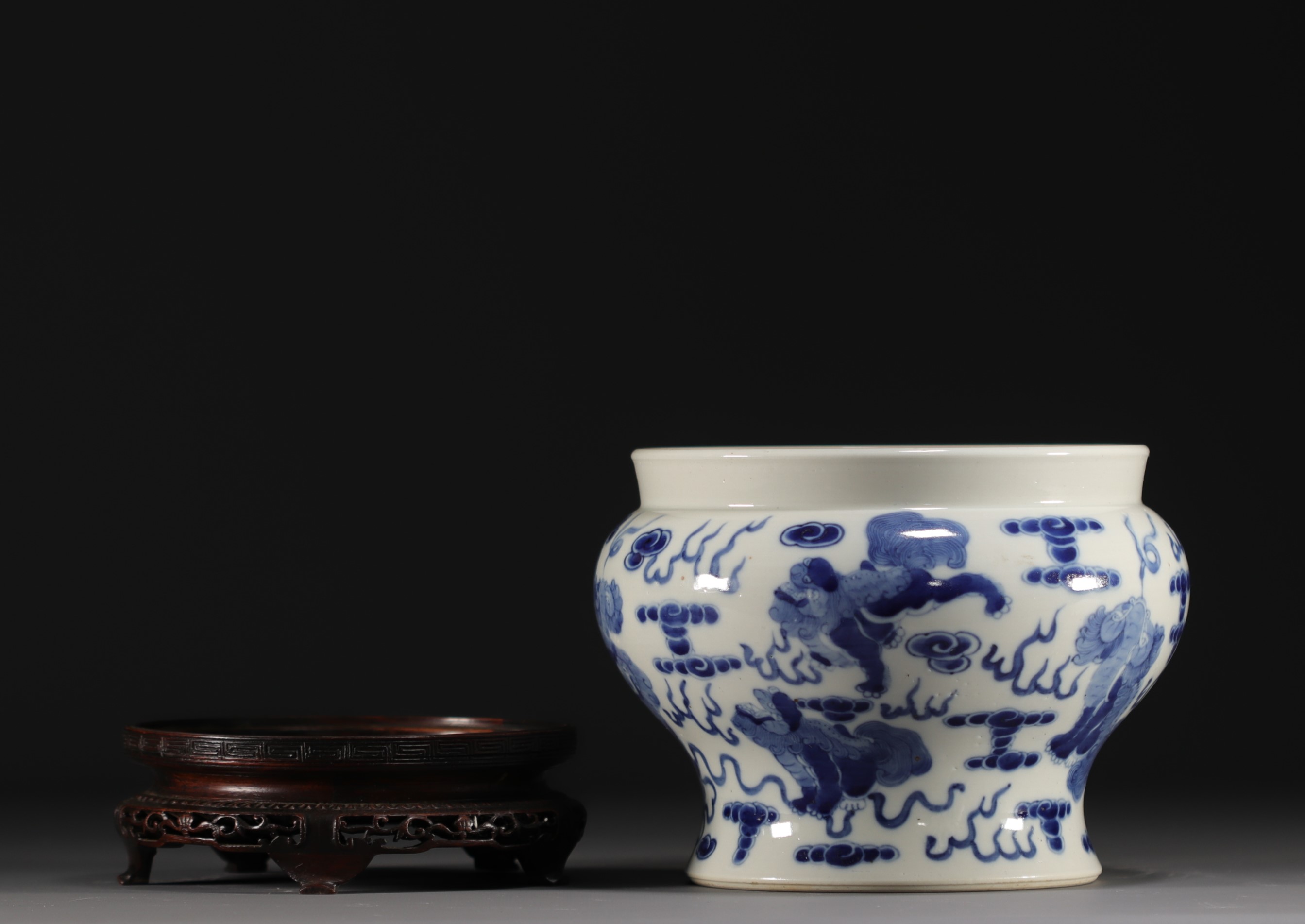 China - A blue-white porcelain vase decorated with lions, Kangxi mark. - Image 4 of 7