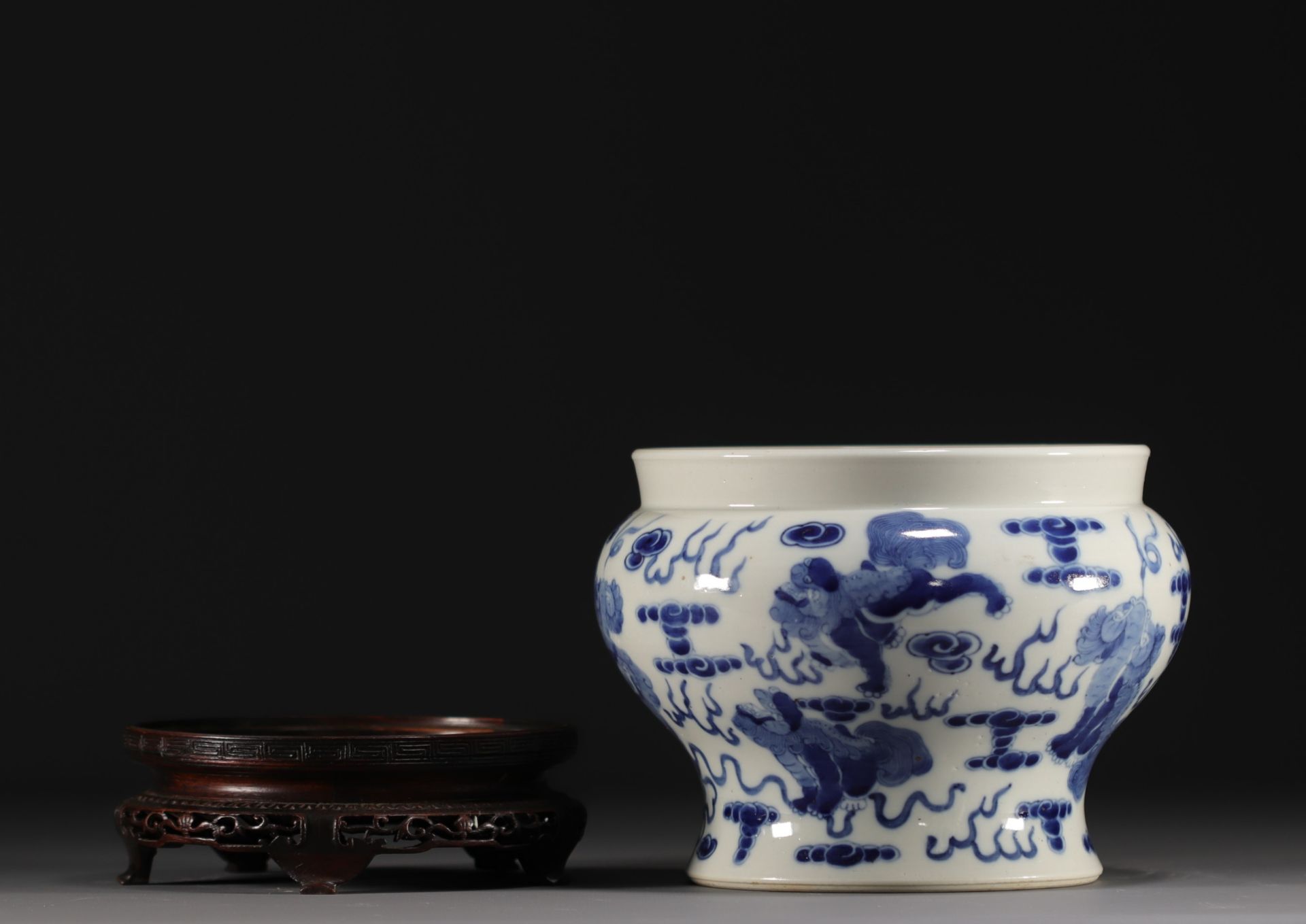 China - A blue-white porcelain vase decorated with lions, Kangxi mark. - Bild 4 aus 7
