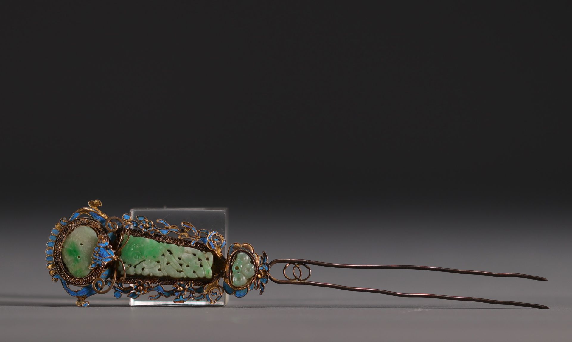 China - Cloisonne enamel and green jade hairpin with feather design, Qing period. - Bild 3 aus 3