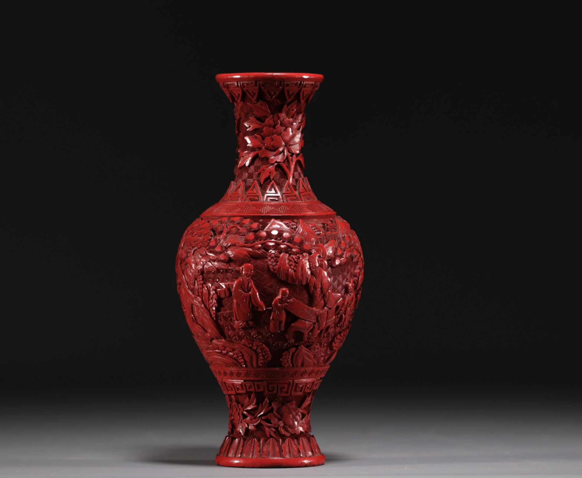 China - An antique cinnabar lacquer vase decorated with figures. - Bild 3 aus 6
