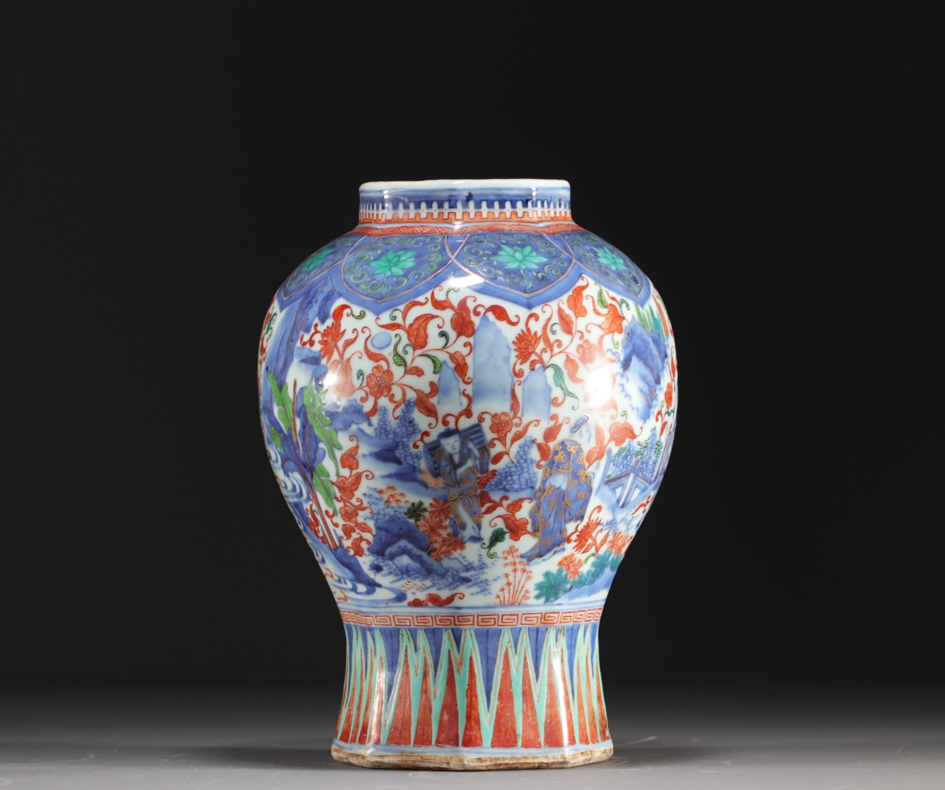 China - Polychrome porcelain vase decorated with figures and landscape, transition period. - Bild 6 aus 7