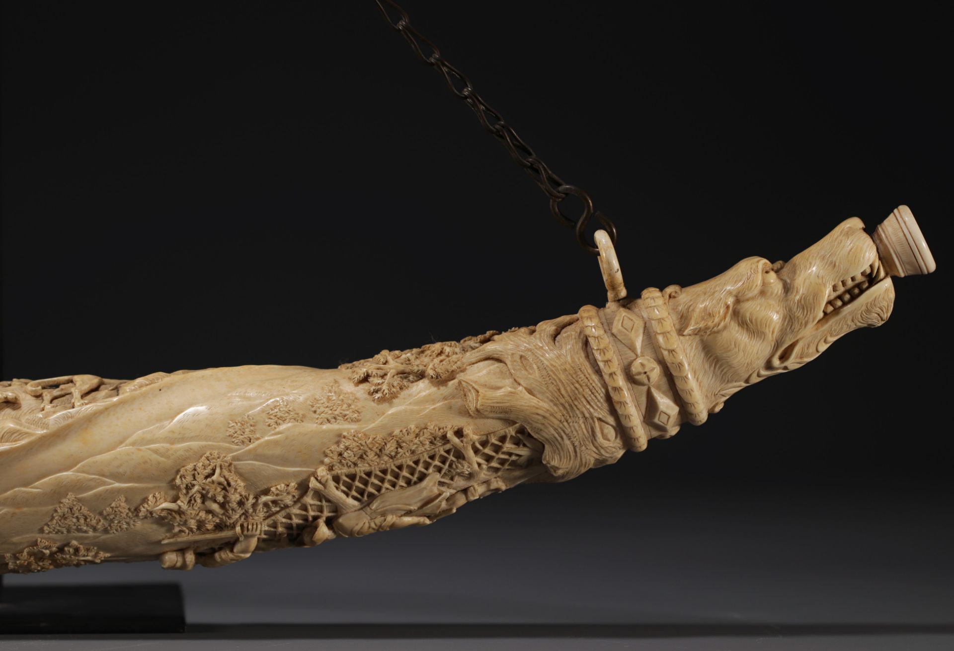 "Exceptional carved ivory hunting horn, second half of the 19th century. - Bild 5 aus 10