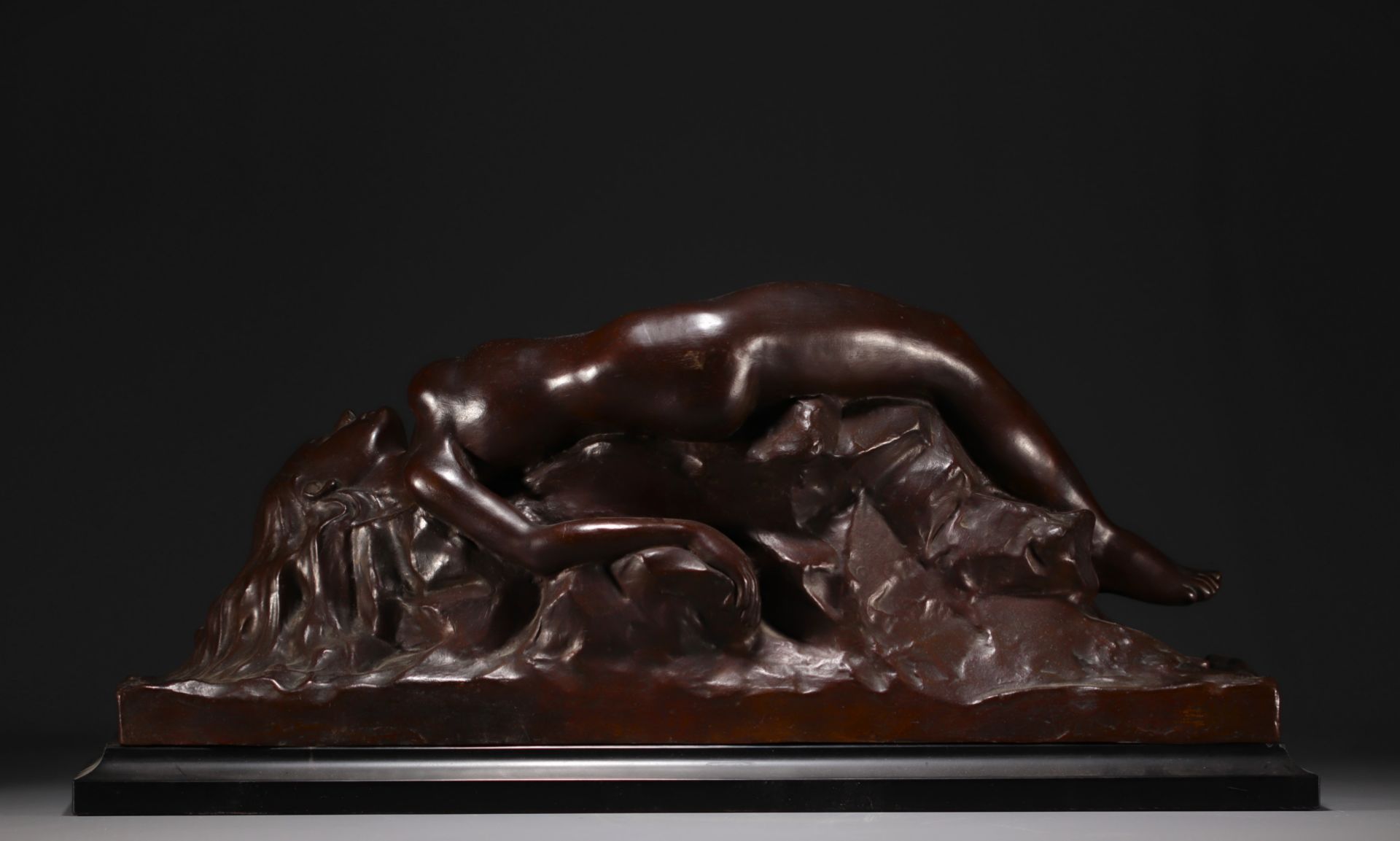 Johan DE MAEGT (1906-1987) "Reclining nude woman" Imposing sculpture in bronze with brown patina on  - Image 2 of 4