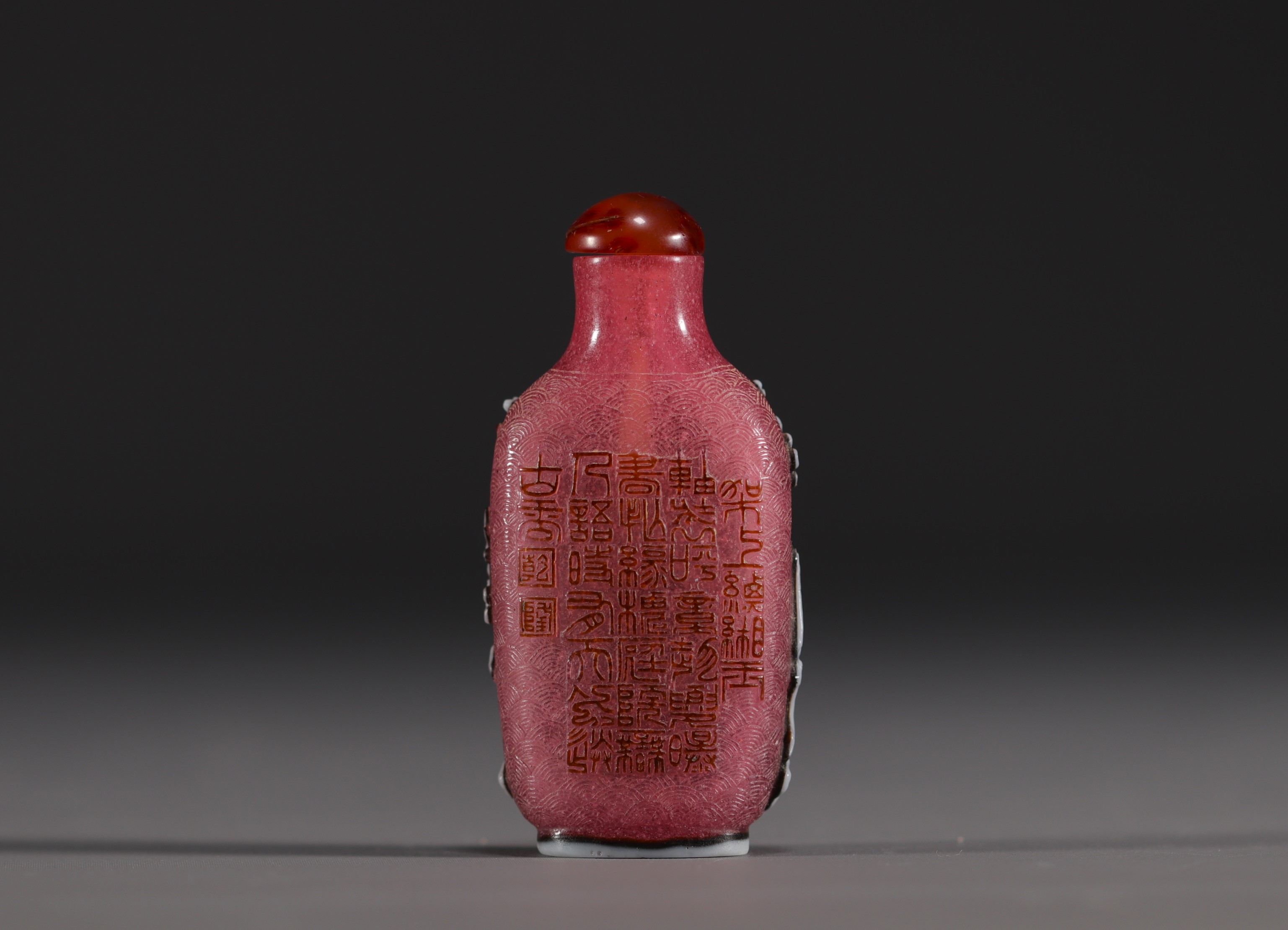 China - Multi-layer glass snuffbox decorated with an old man and a child, calligraphy on the back. - Image 3 of 3