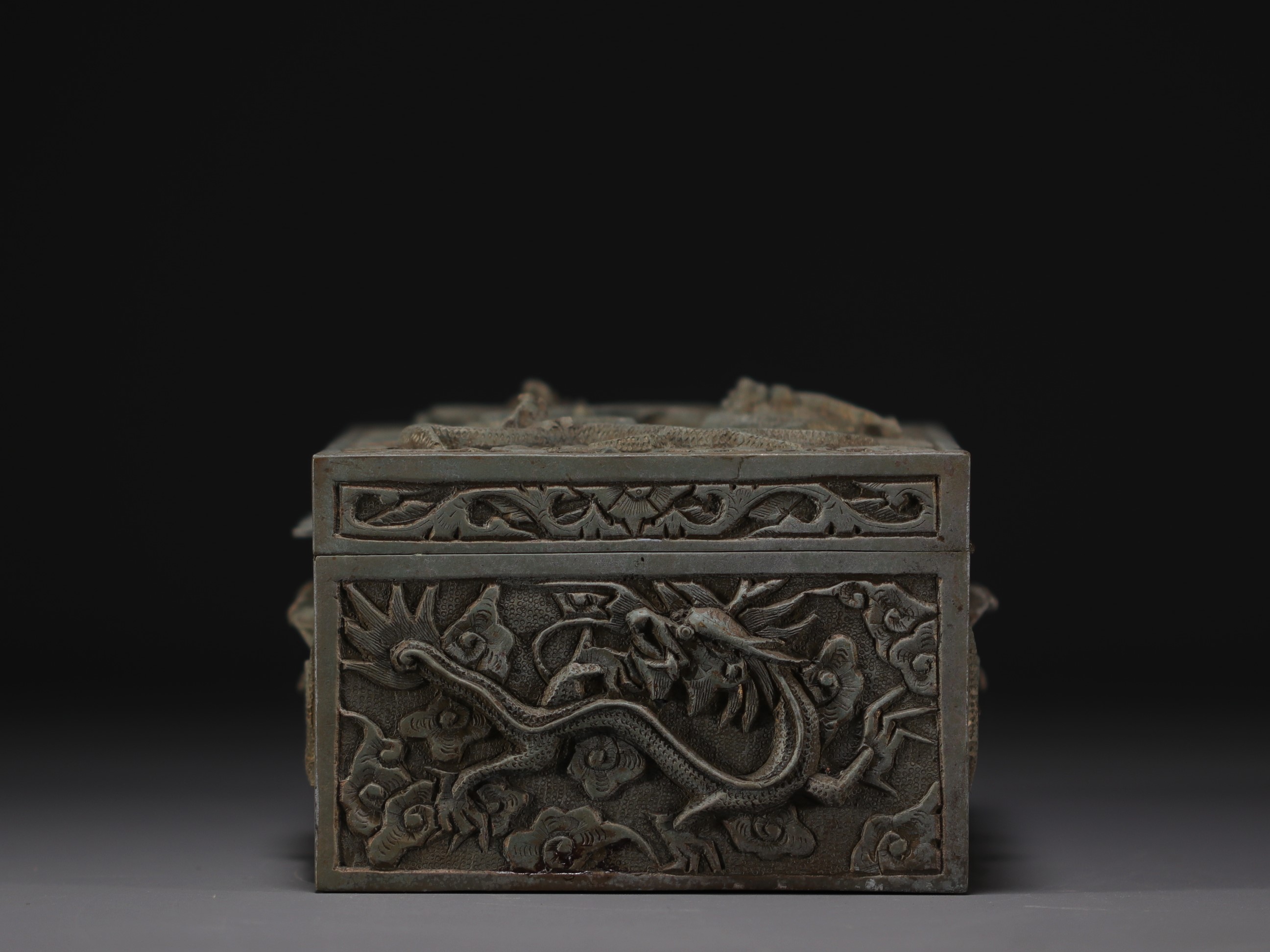 China - Patinated brass cigar box decorated with dragons. - Image 5 of 7