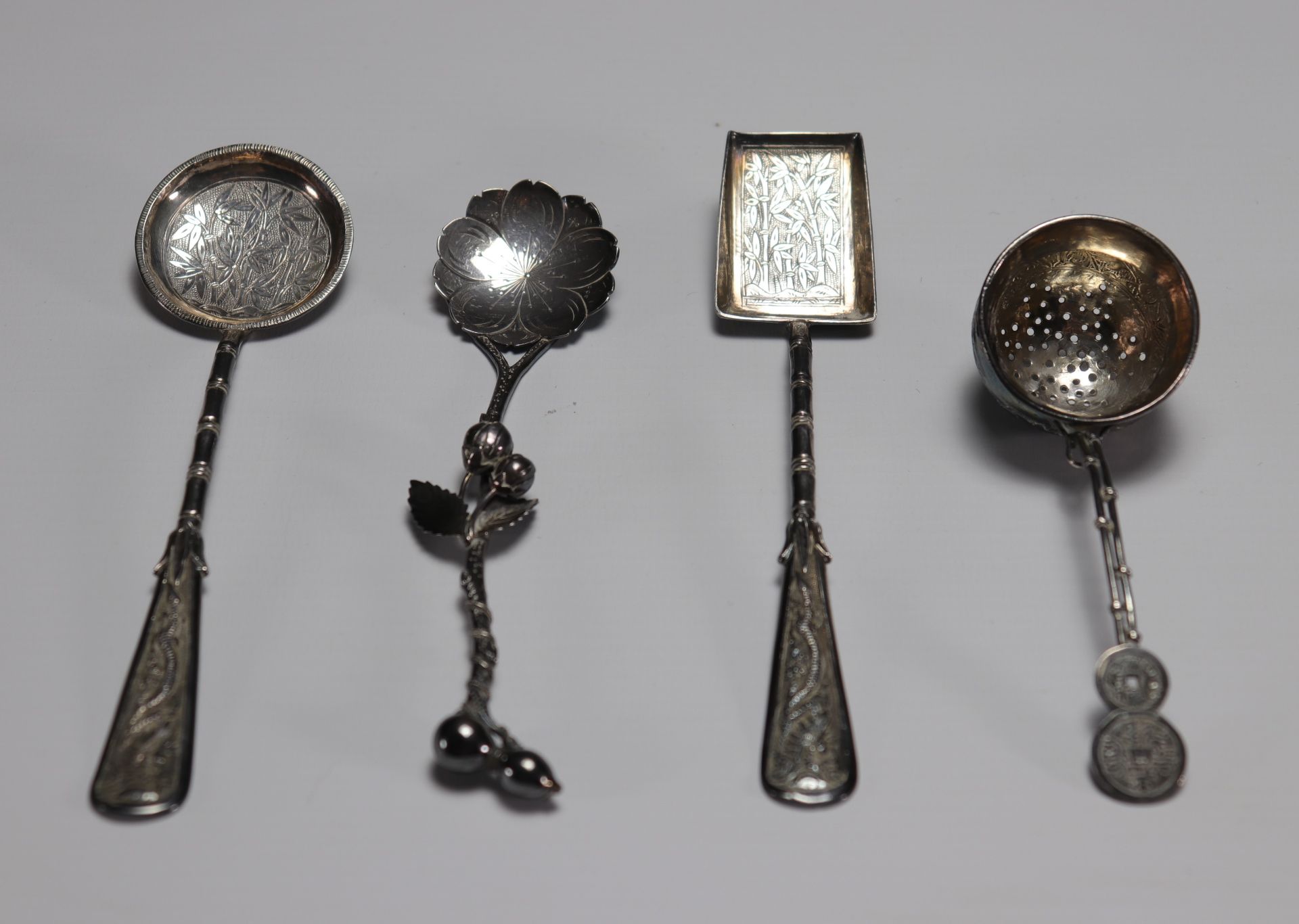 Asia - Set of four silver spoons decorated with bamboo and flowers. - Bild 2 aus 4