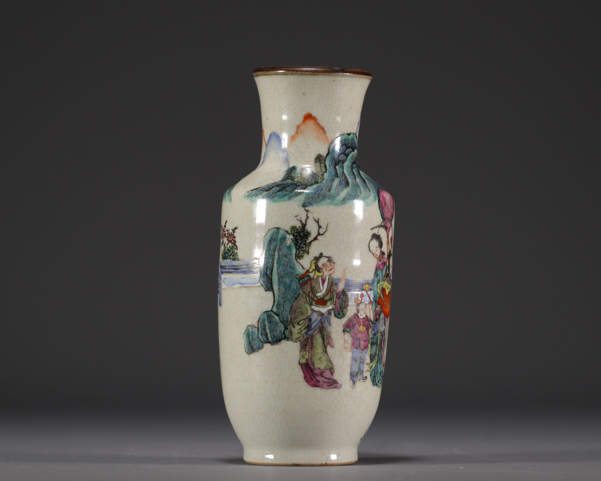 China - Polychrome porcelain vase with figures in a mountain landscape, Nanking. - Bild 4 aus 5