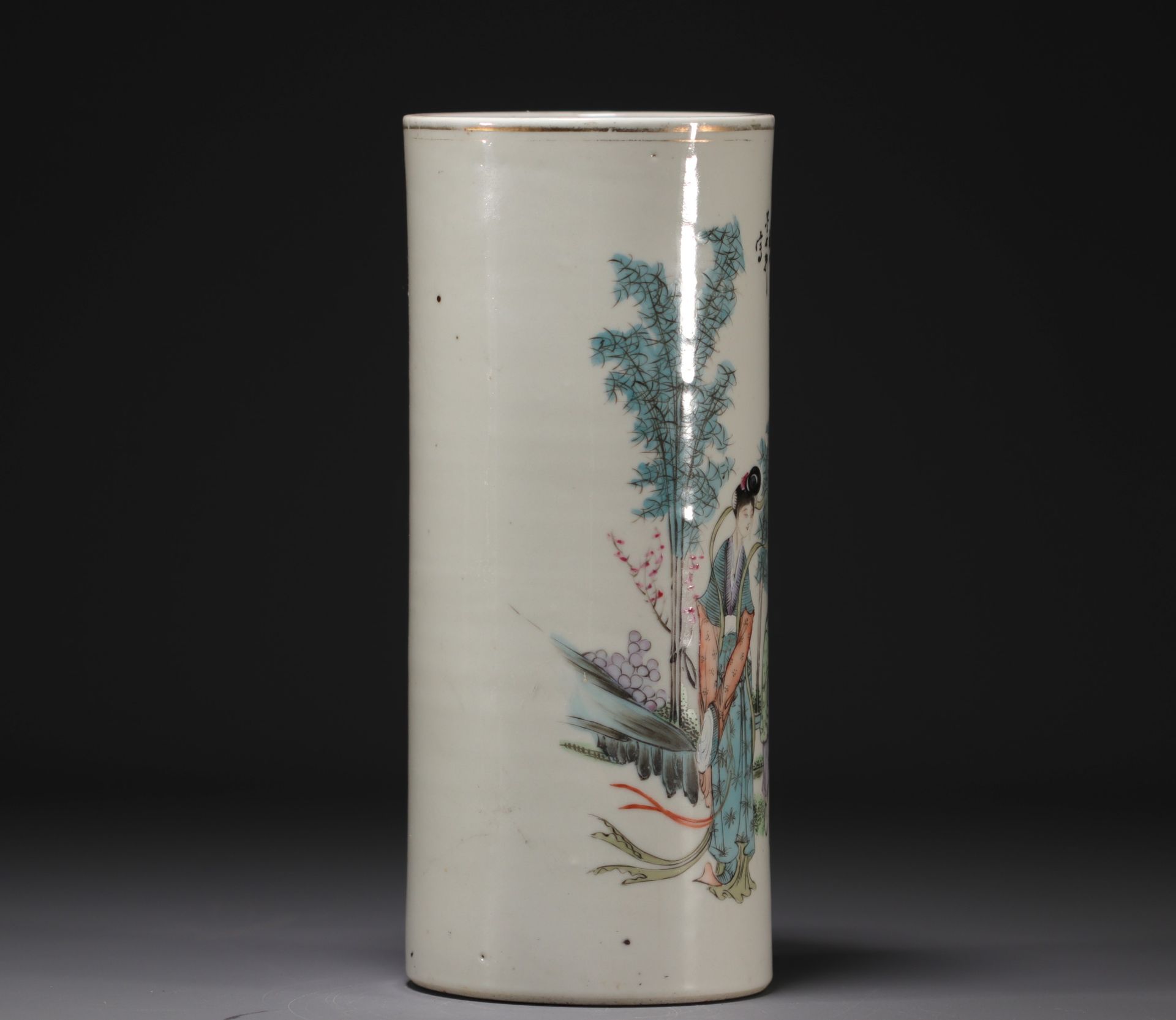 China - Famille rose porcelain brush-holder decorated with figures. - Image 2 of 5