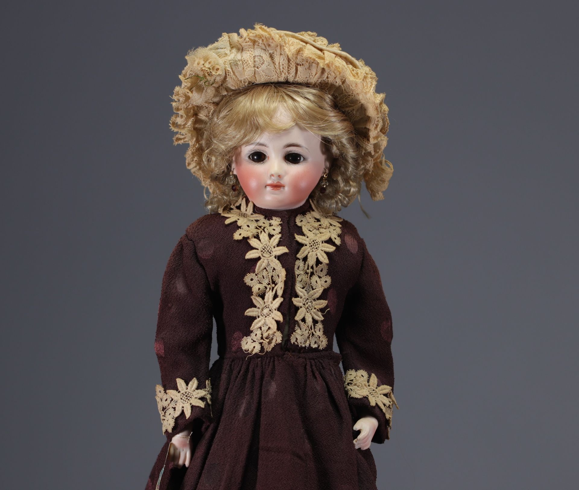 Freres KUHNLENZ - Closed mouth doll, no. 3815, leather body, 1890.