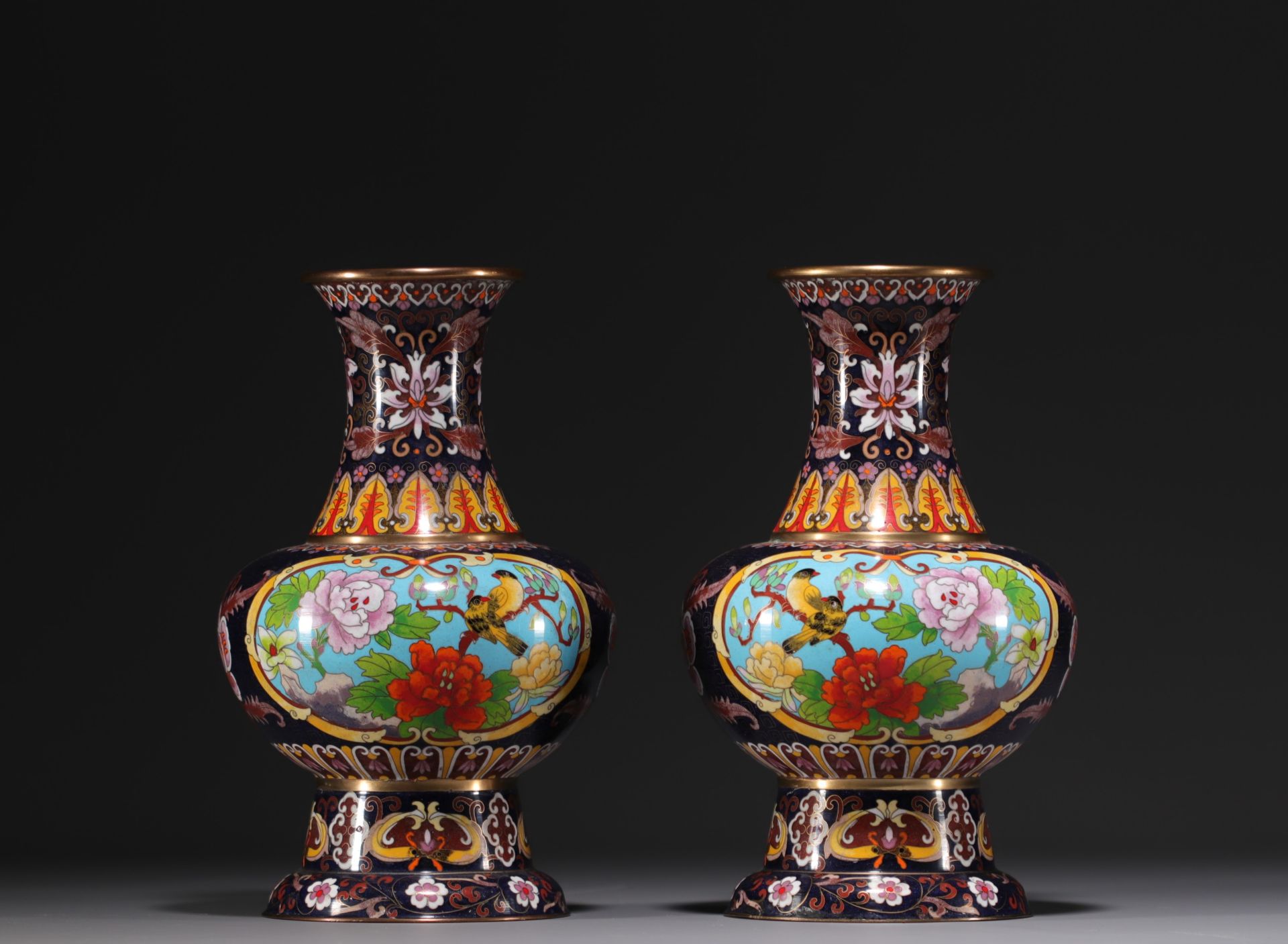 China - A pair of cloisonne enamel vases decorated with flowers and birds, 20th century. - Bild 3 aus 4