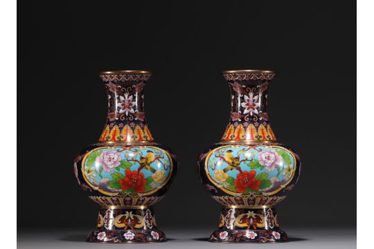 China - A pair of cloisonne enamel vases decorated with flowers and birds, 20th century. - Bild 3 aus 4