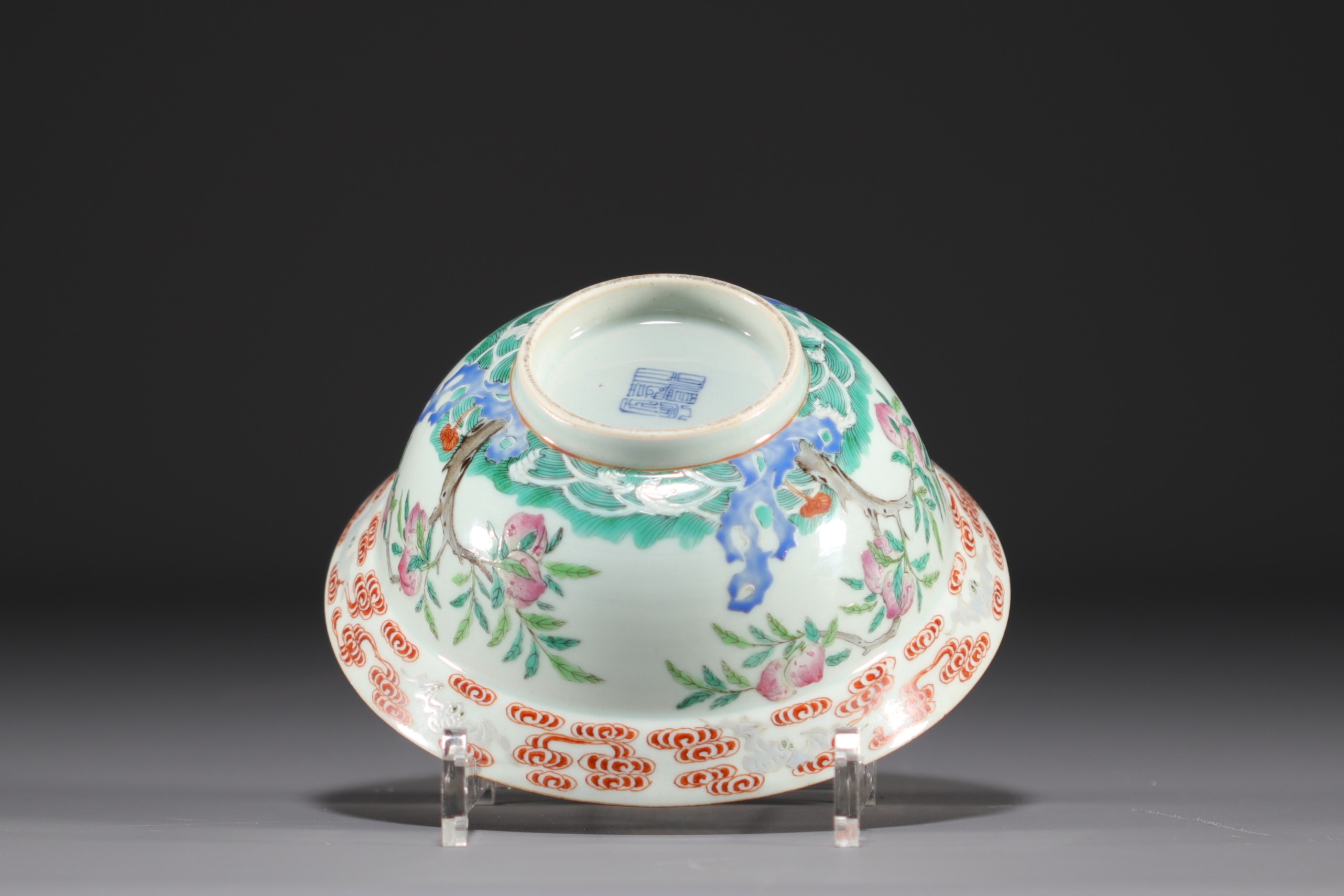 China - Porcelain bowl decorated with peaches and bats, Jiaqing period, late 18th / early 19th centu - Image 2 of 4