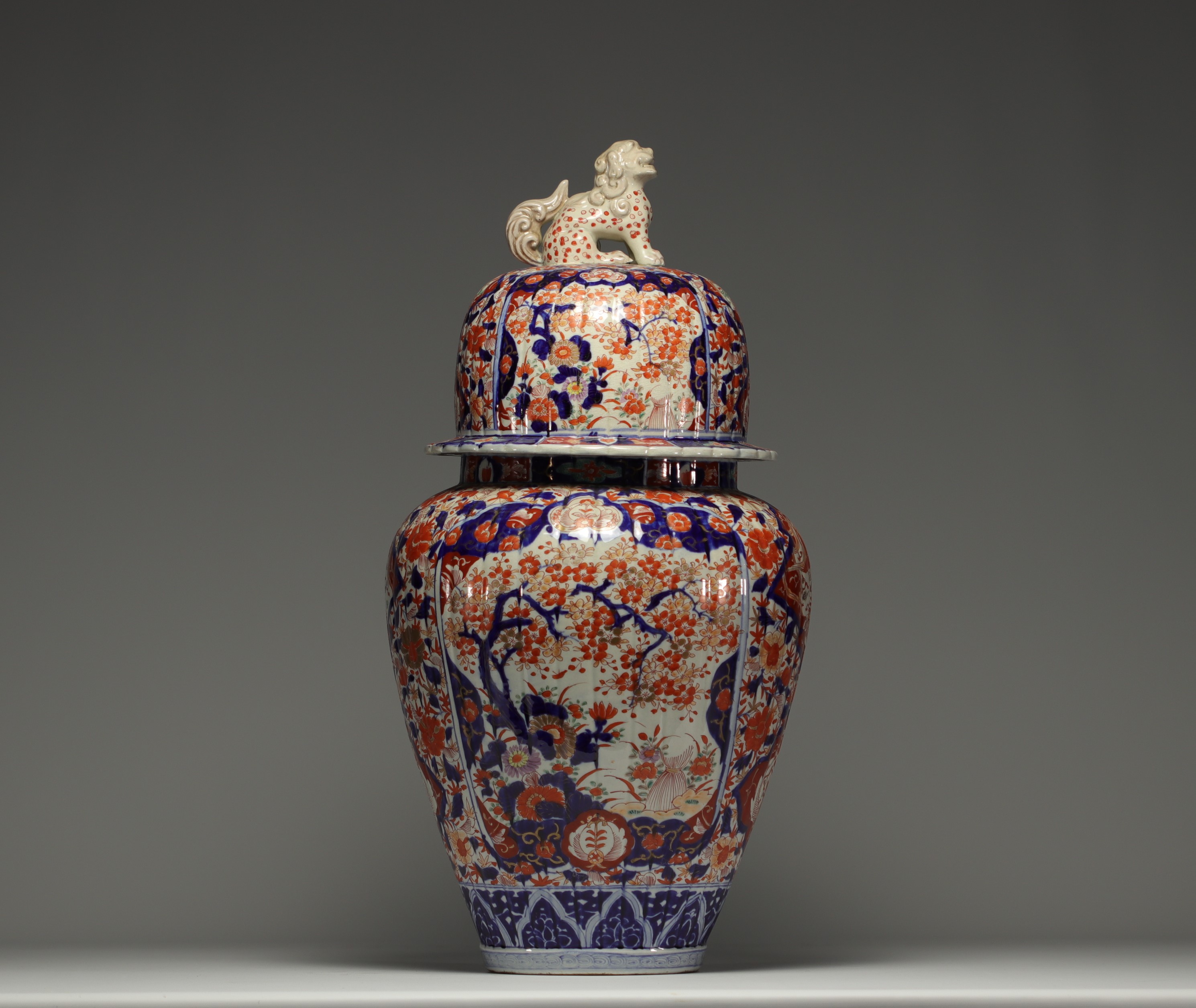 Japan - Large Imari covered vase, fretel in the shape of a Fo dog. - Image 2 of 3