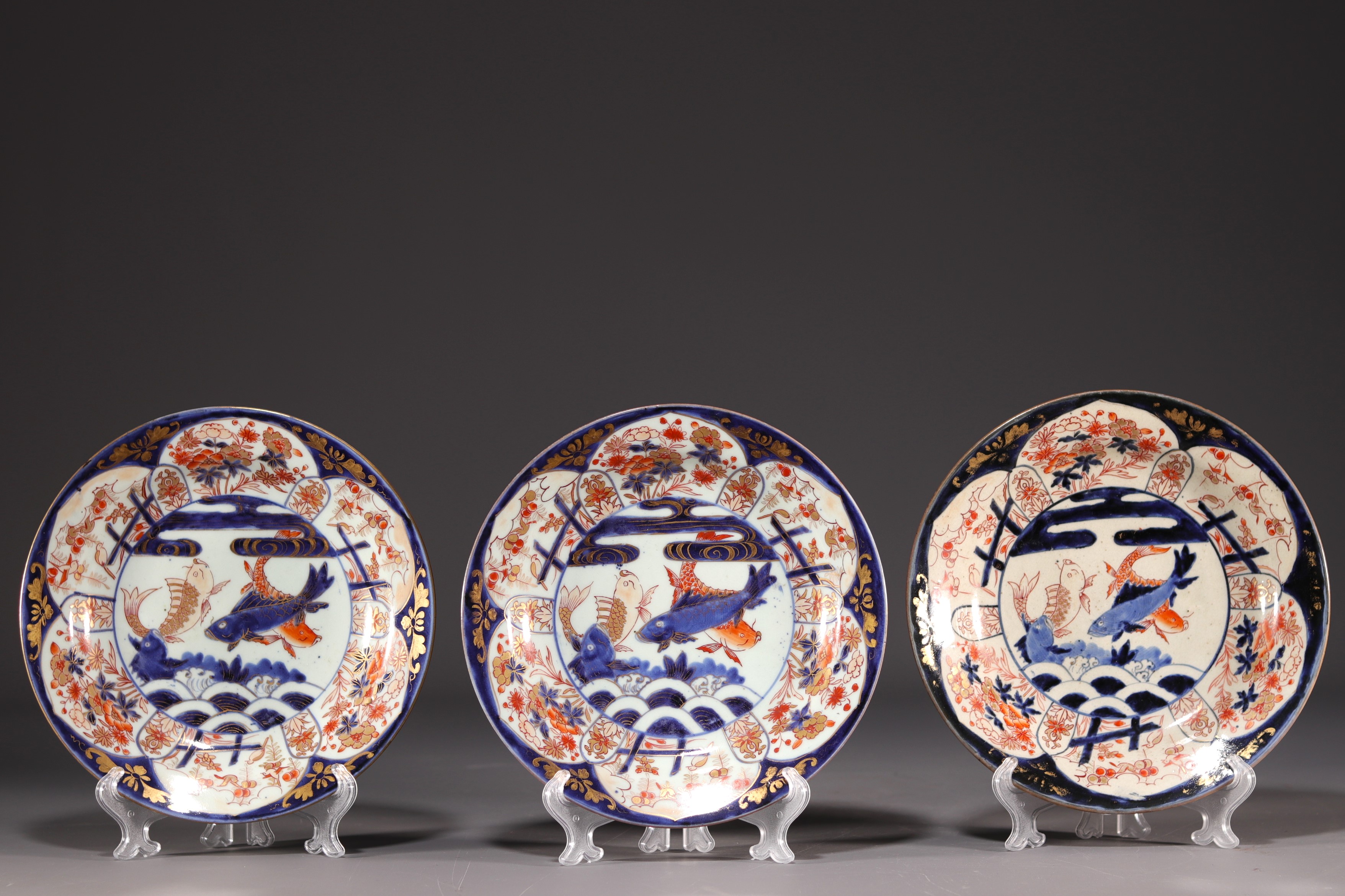 Japon - Ensemble de trois assiettes Imari a decor de carpes.