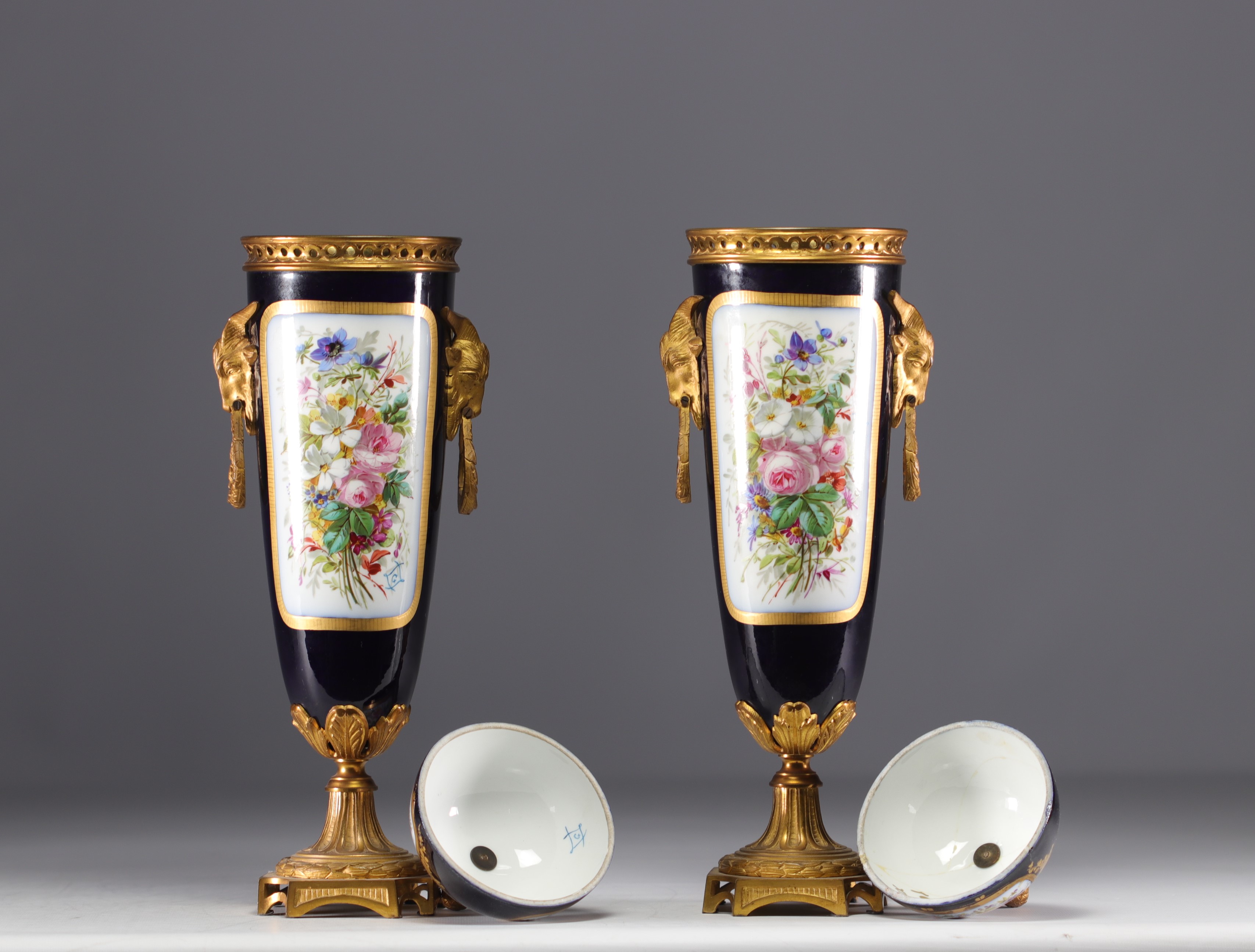 Sevres - Pair of bronze mounted porcelain covered cassolettes "Romantic scenes". - Image 3 of 4