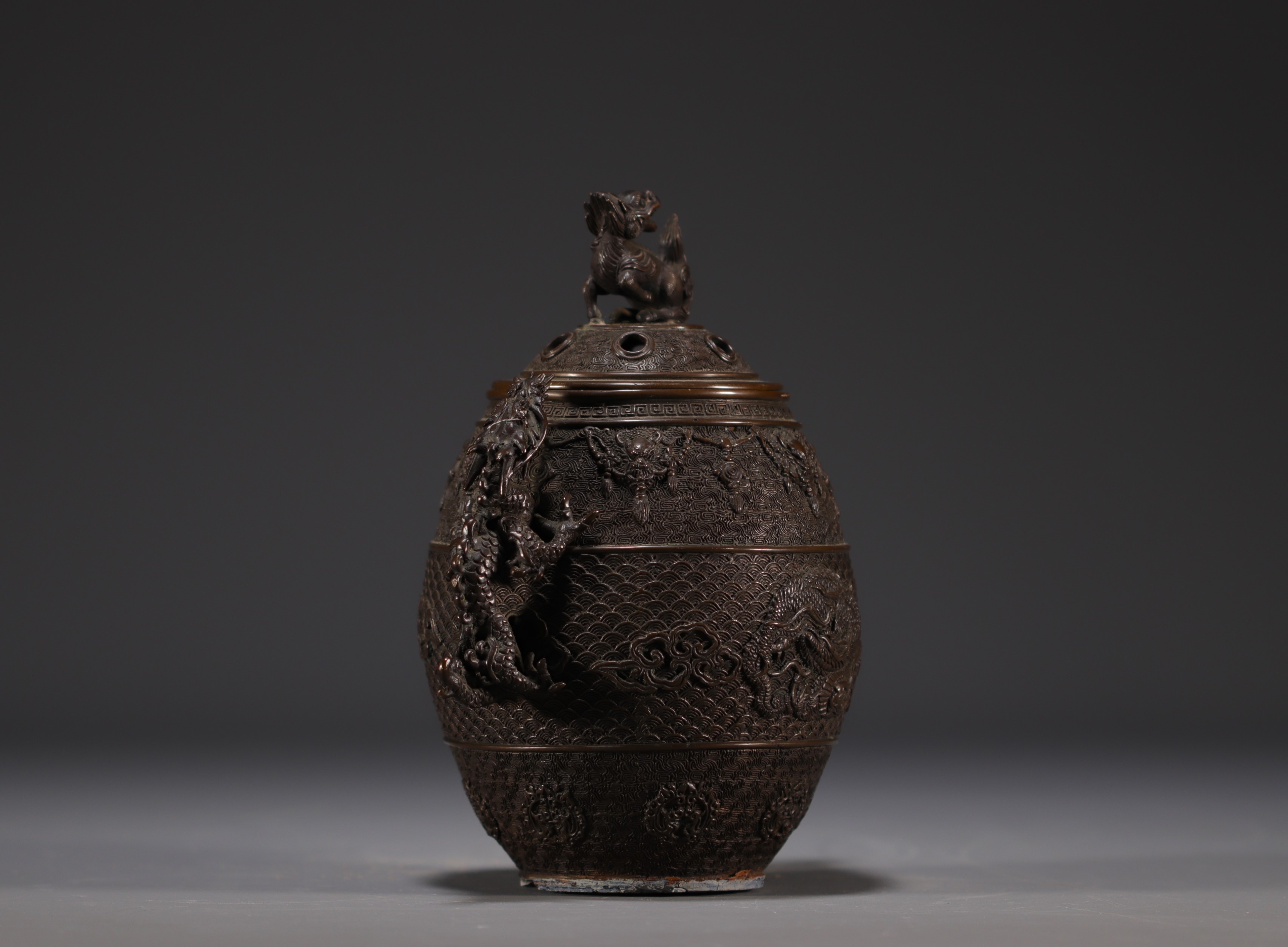 China - Bronze perfume burner decorated with dragons, lid surmounted by a Fo dog. - Image 4 of 5
