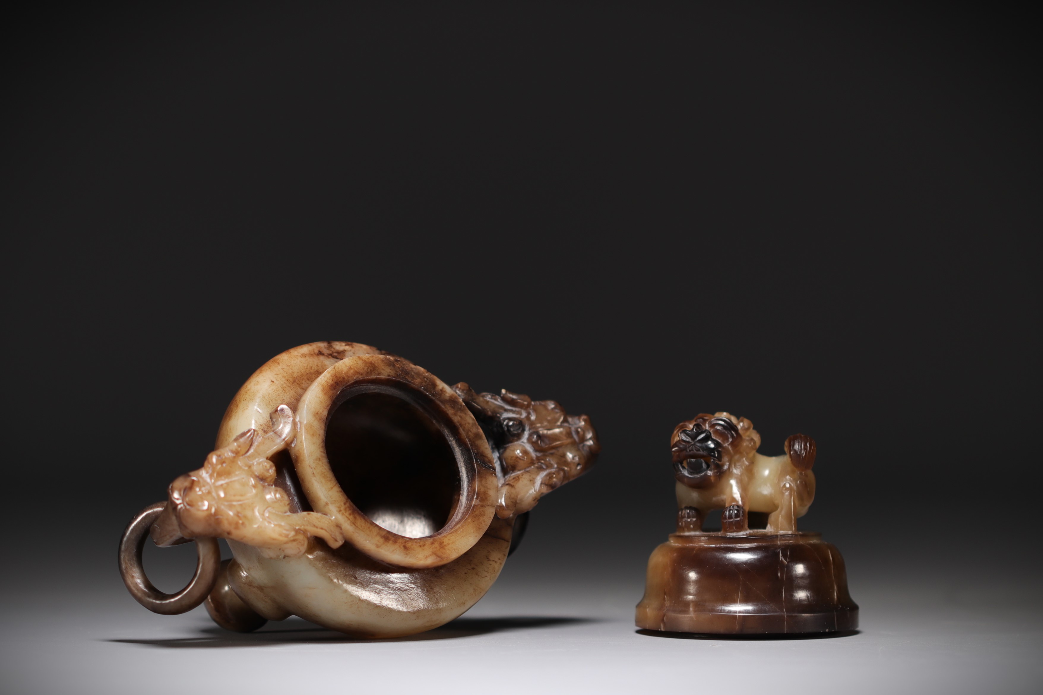 China - Tripod incense burner in brown jade, decorated with Fo dog and dragon head. - Image 4 of 4