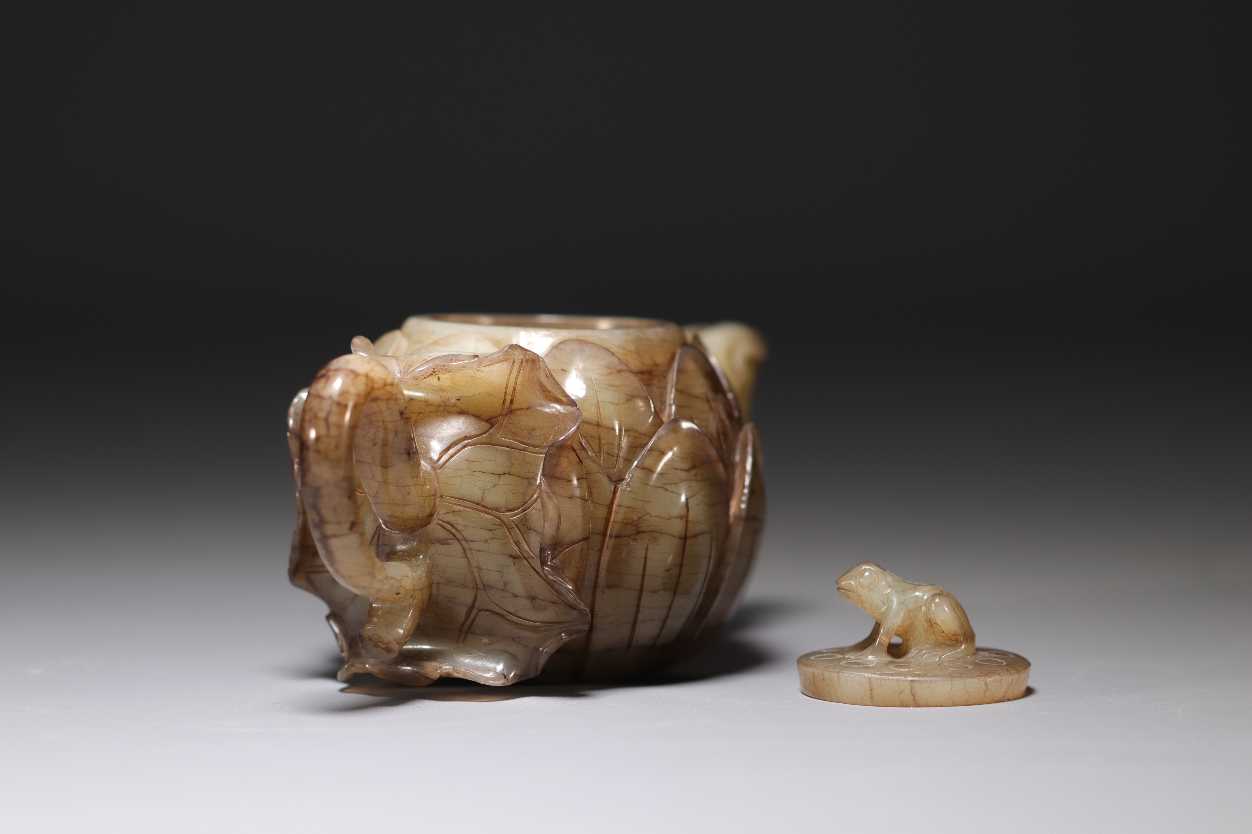 China - Lotus-shaped green/brown jade teapot, frog-shaped fretel. - Image 3 of 4