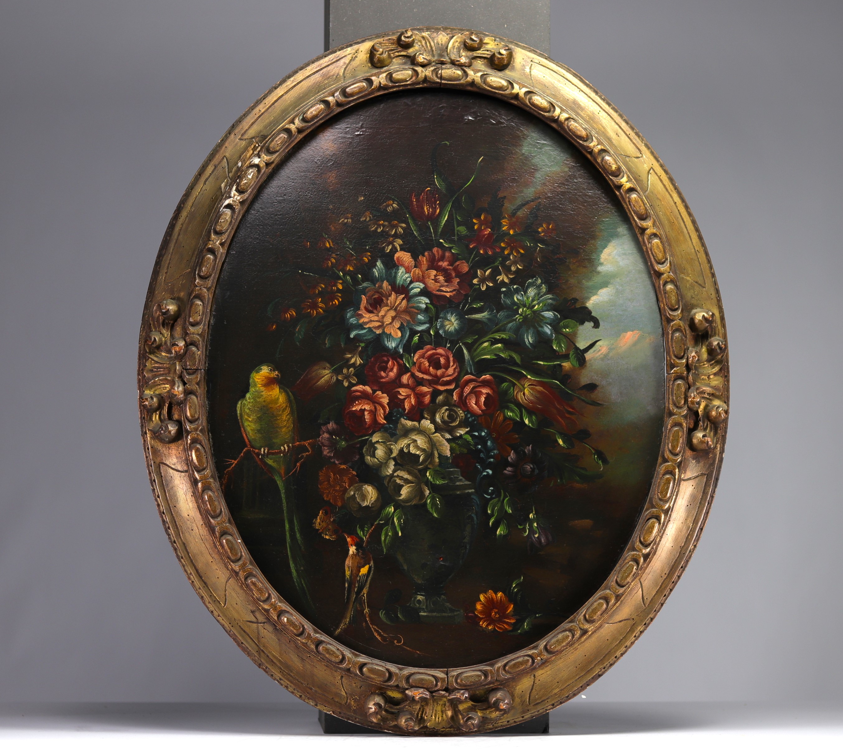 Pair of large medallions representing two "Vase with flowers and parakeets" Oil on canvas, 17th-18th - Image 3 of 3