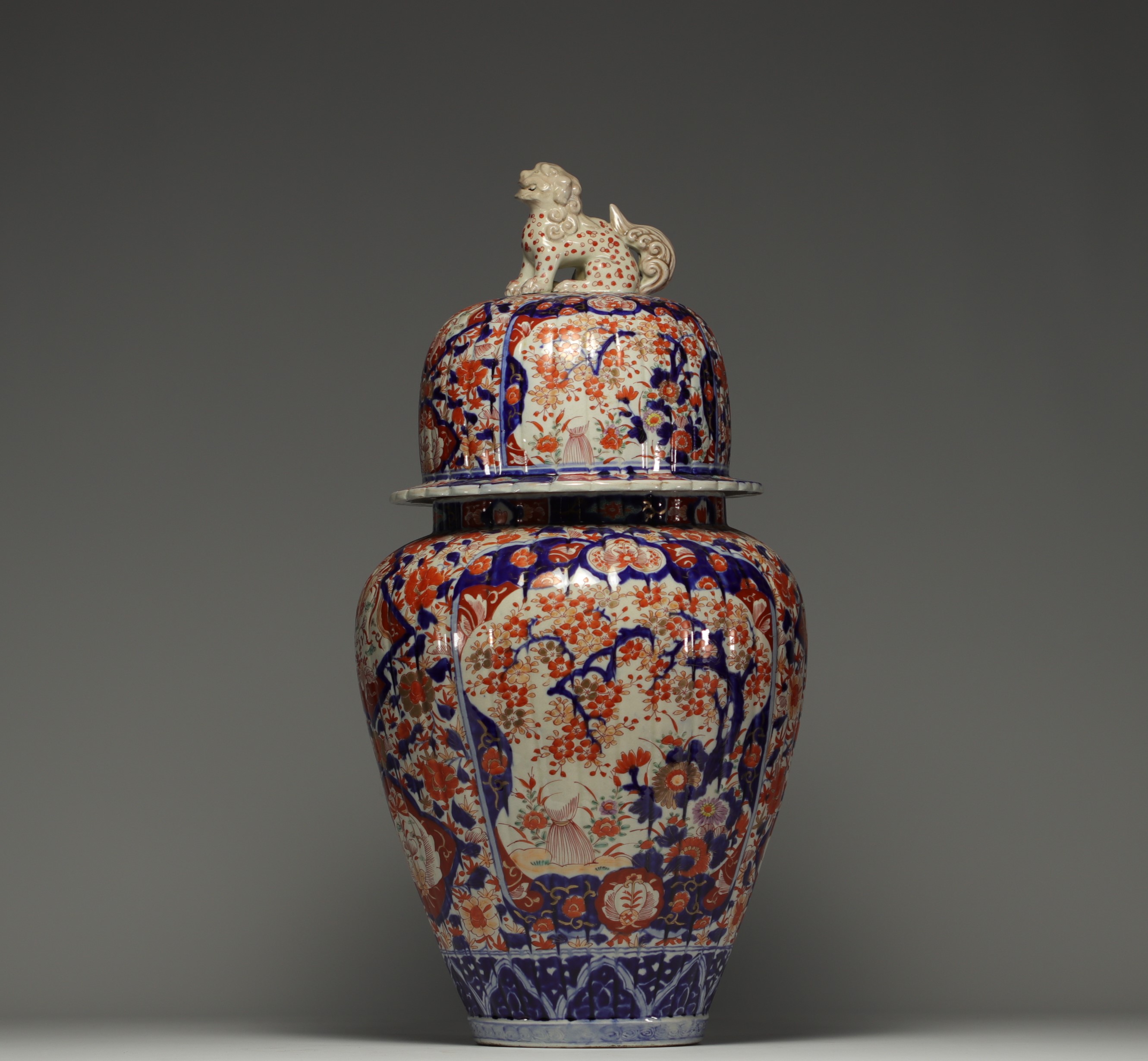 Japan - Large Imari covered vase, fretel in the shape of a Fo dog.