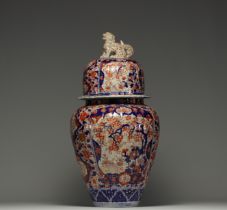 Japan - Large Imari covered vase, fretel in the shape of a Fo dog.
