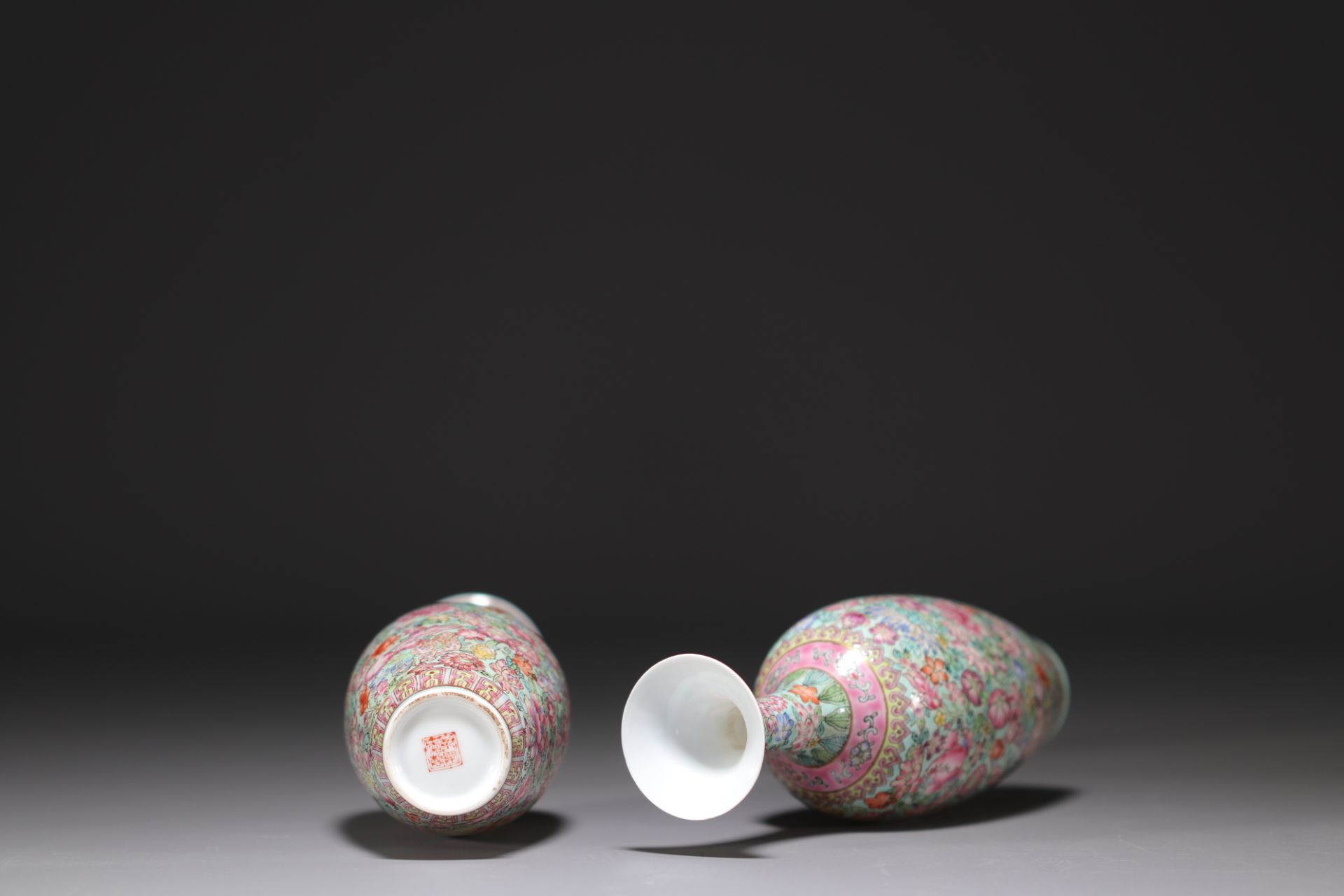 China - A pair of eggshell porcelain vases with floral decoration. - Image 5 of 5