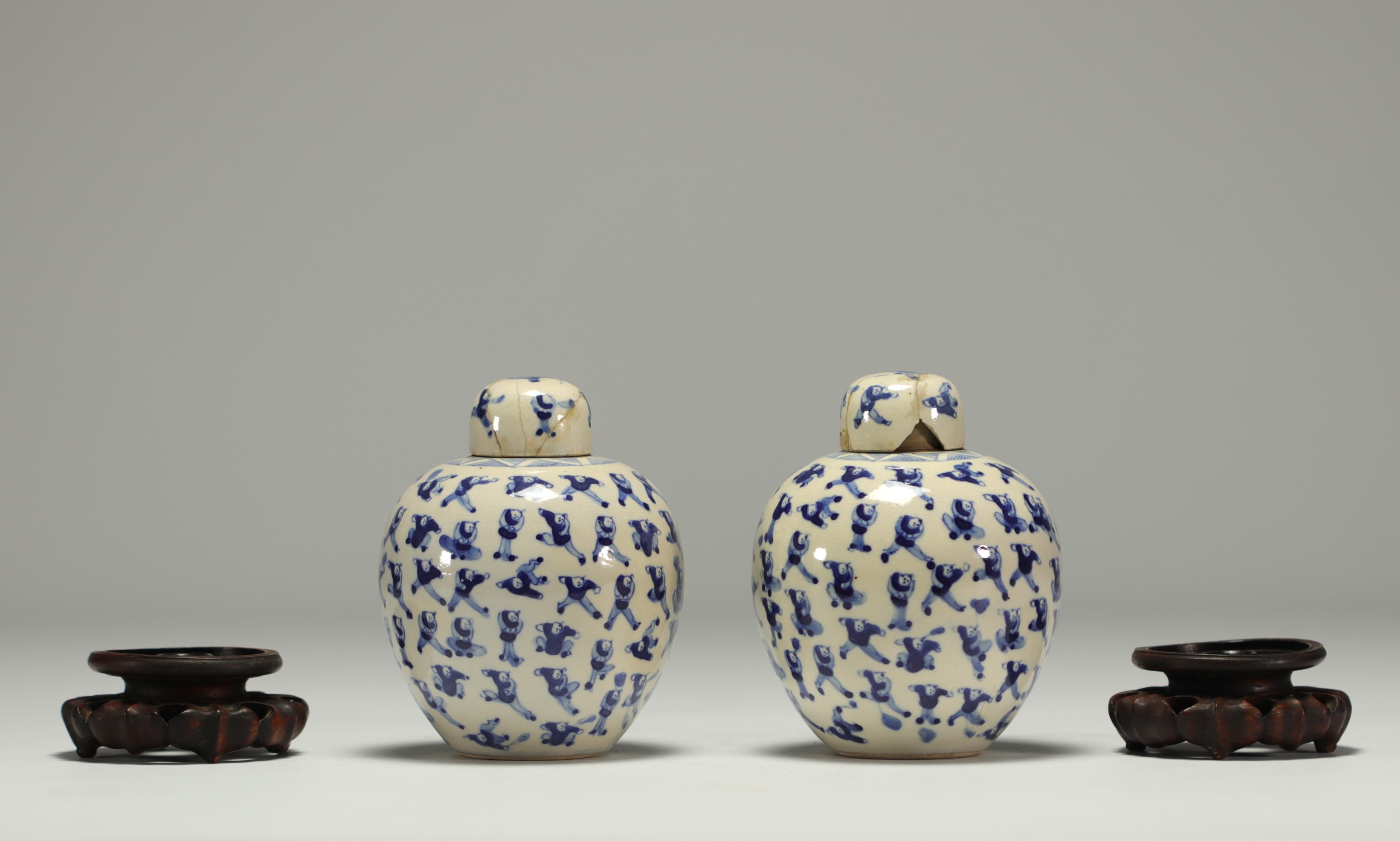 China - Pair of white-blue porcelain covered pots with children, wooden base. - Image 2 of 3