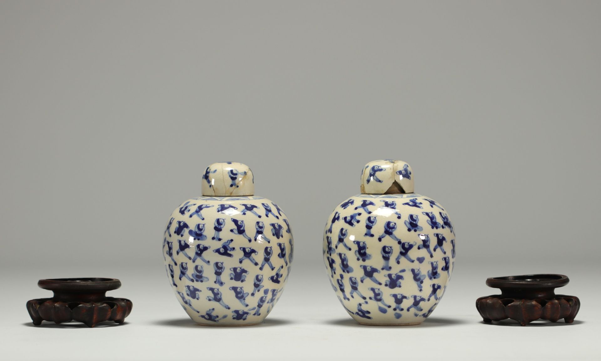 China - Pair of white-blue porcelain covered pots with children, wooden base. - Bild 2 aus 3