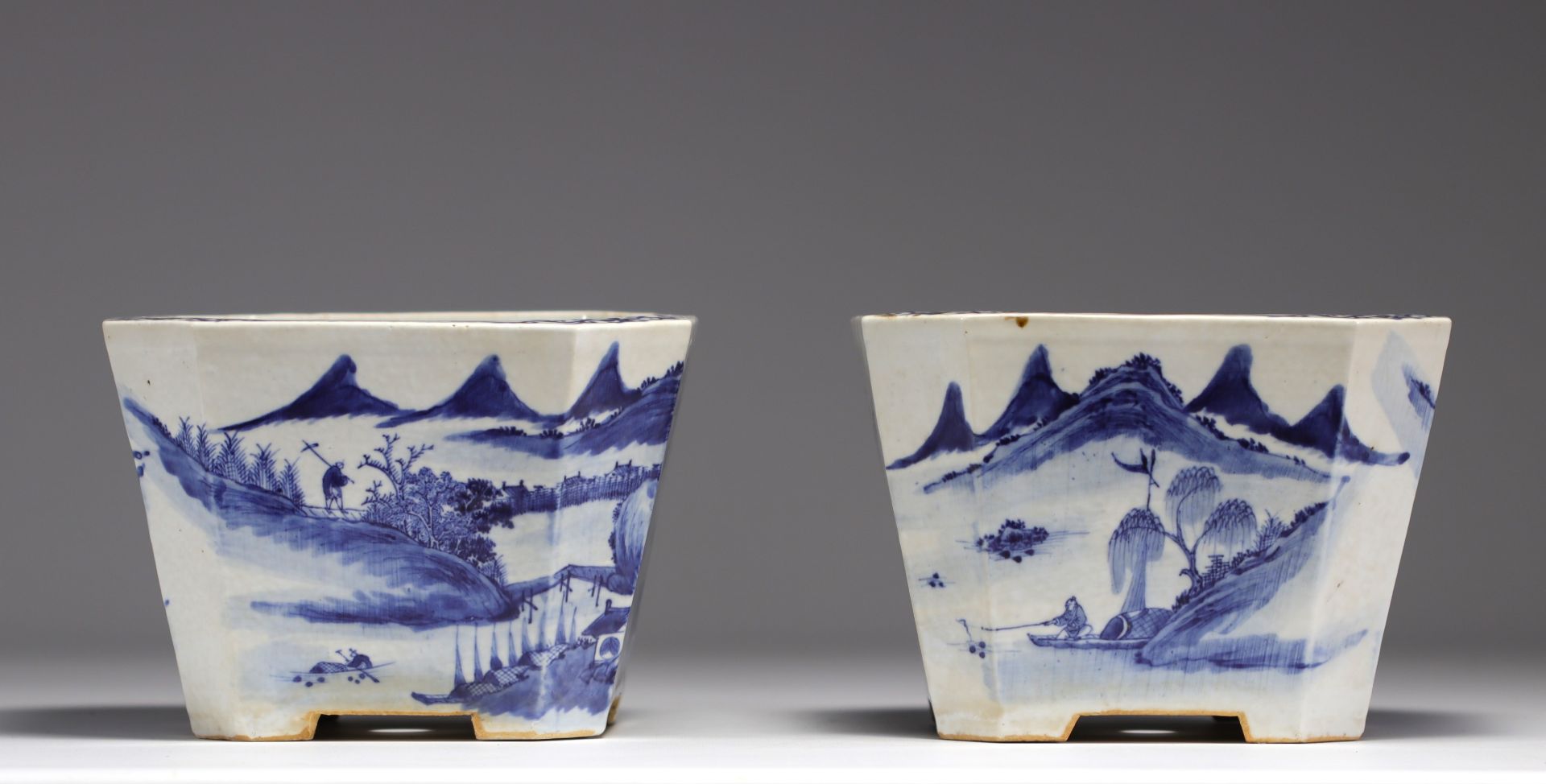China - Pair of blue-white porcelain planters with landscape decoration, Qing period. - Bild 2 aus 3