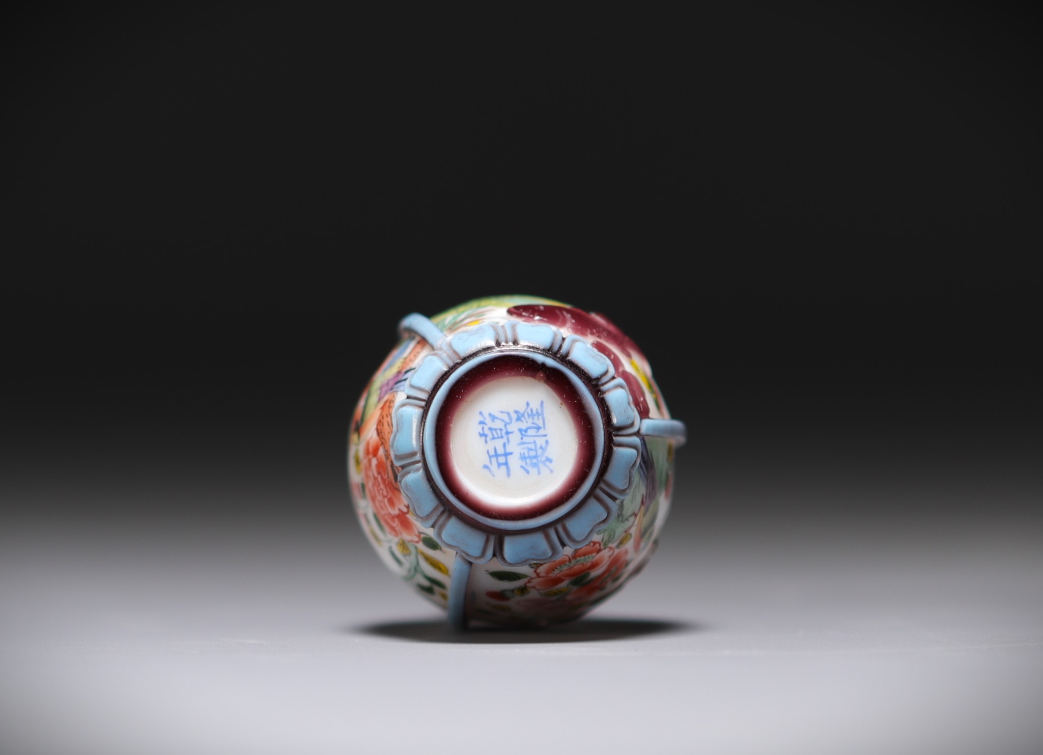 China - Snuffbox in multi-layered glass with painted and enamelled decoration - Qianlong - Image 4 of 4