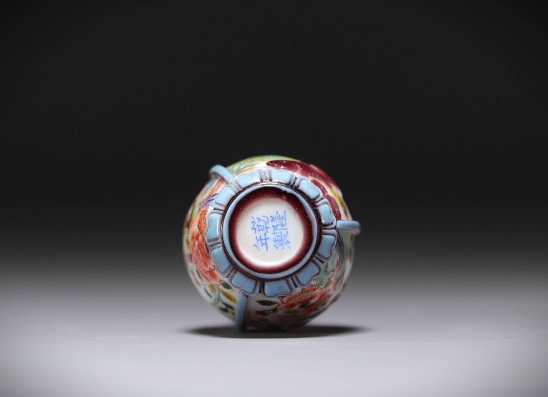 China - Snuffbox in multi-layered glass with painted and enamelled decoration - Qianlong - Bild 4 aus 4