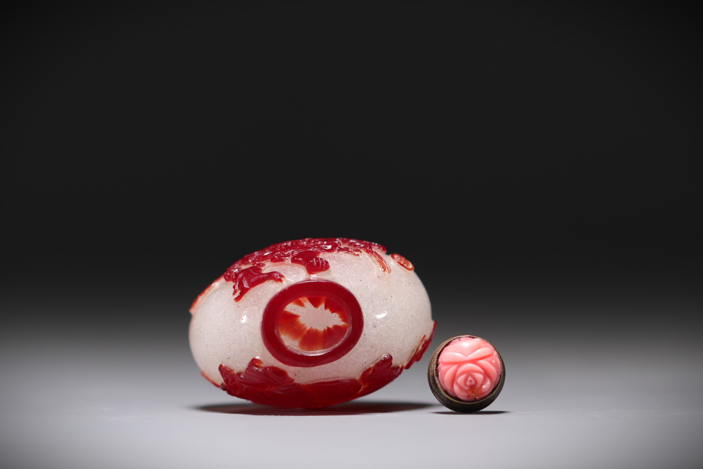 China - Multilayered glass snuffbox decorated with playful characters and bats, carved coral stopper - Image 4 of 4
