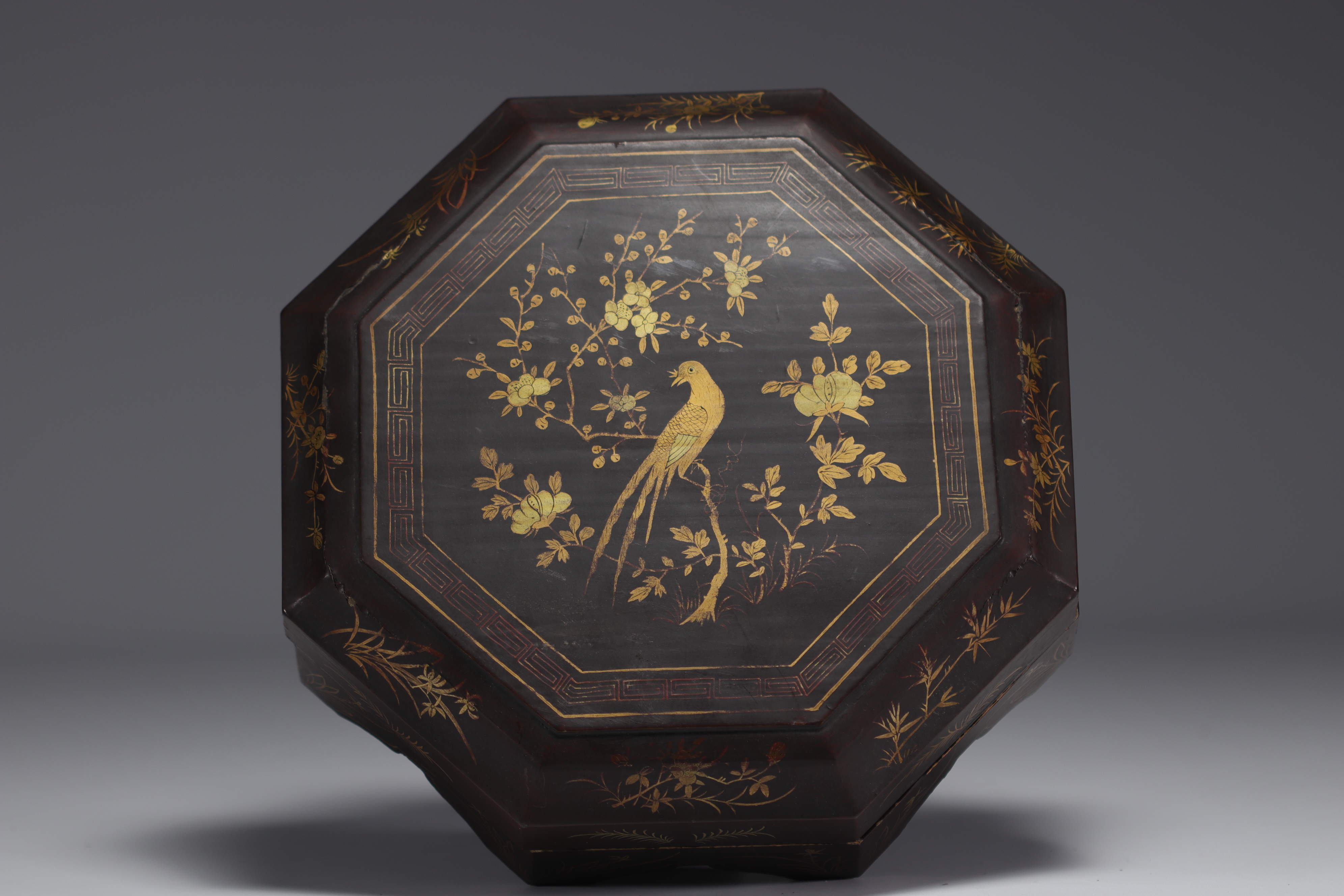 China - Set of cloisonne enamel dishes with floral and bird decor in original lacquer box, 19th cent - Image 4 of 4