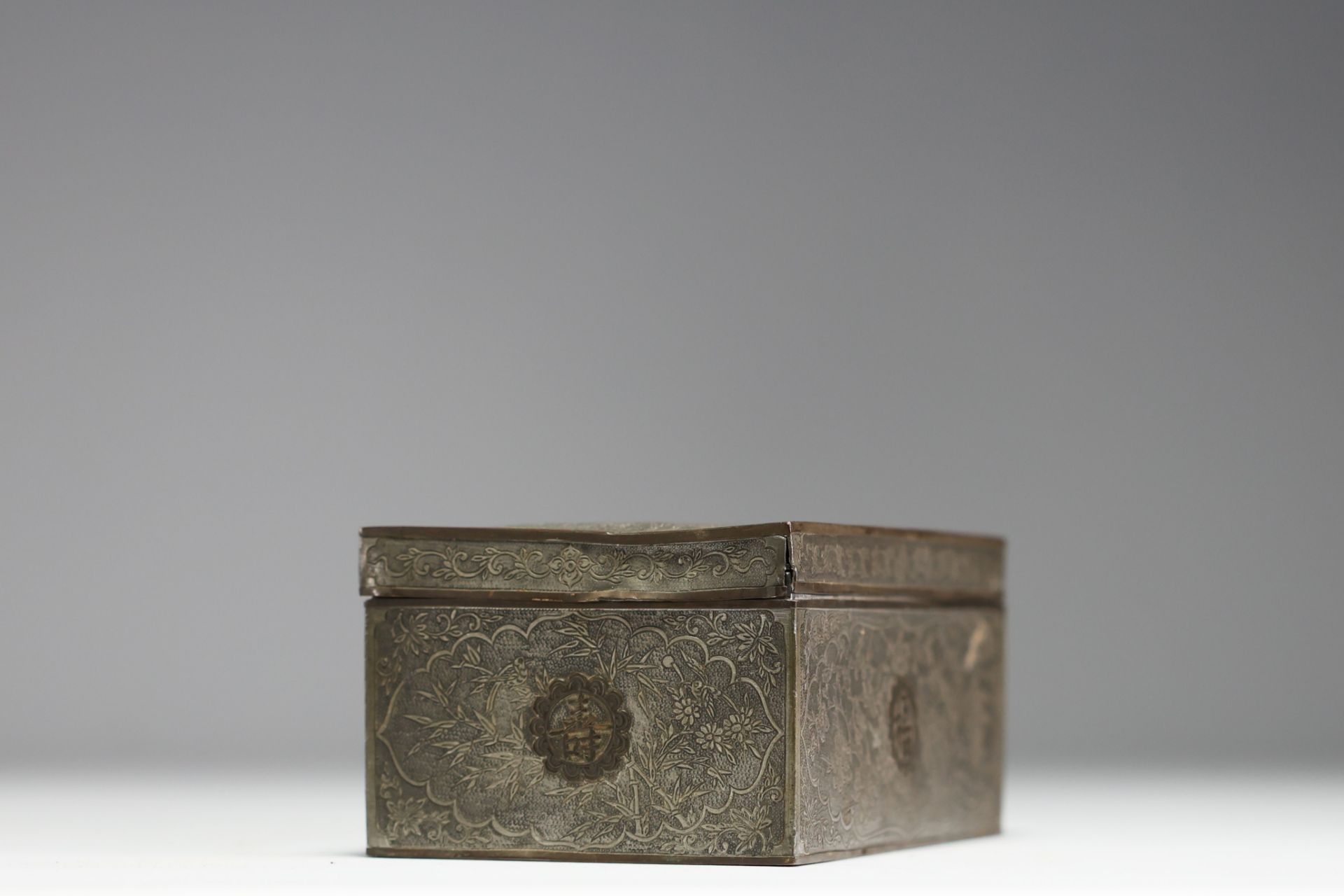 China - Pewter and copper tobacco drying case with dragon decoration, late 19th century. - Bild 2 aus 4