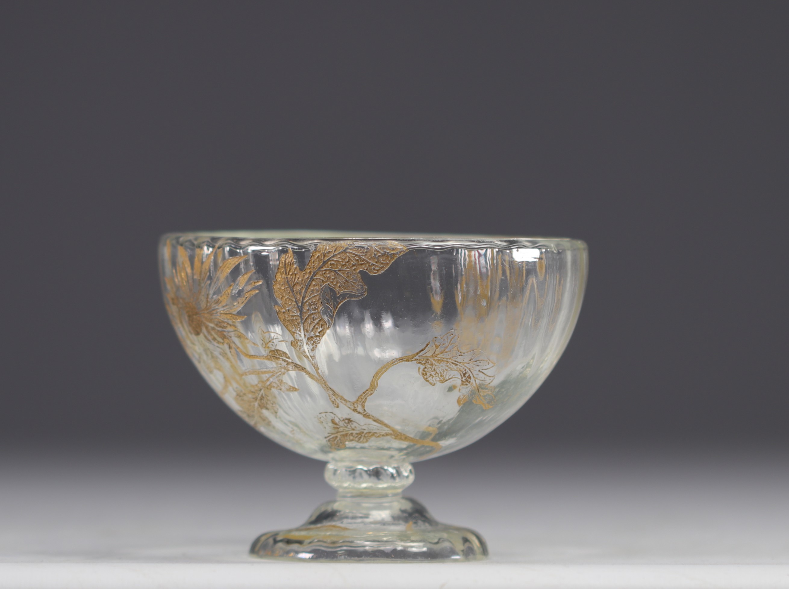 Cristallerie Emile GALLE, standing bowl decorated with gold flowers. - Image 2 of 5