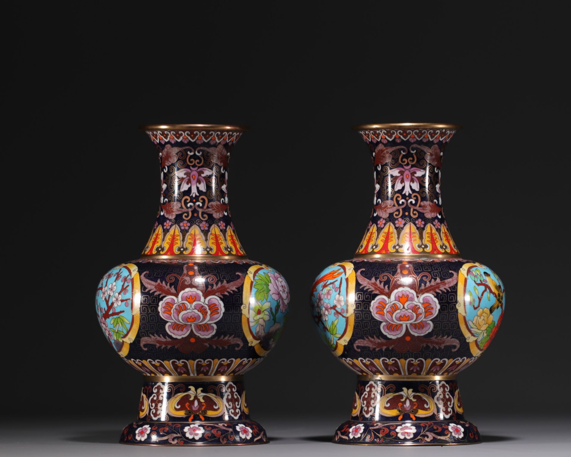 China - A pair of cloisonne enamel vases decorated with flowers and birds, 20th century. - Bild 2 aus 4