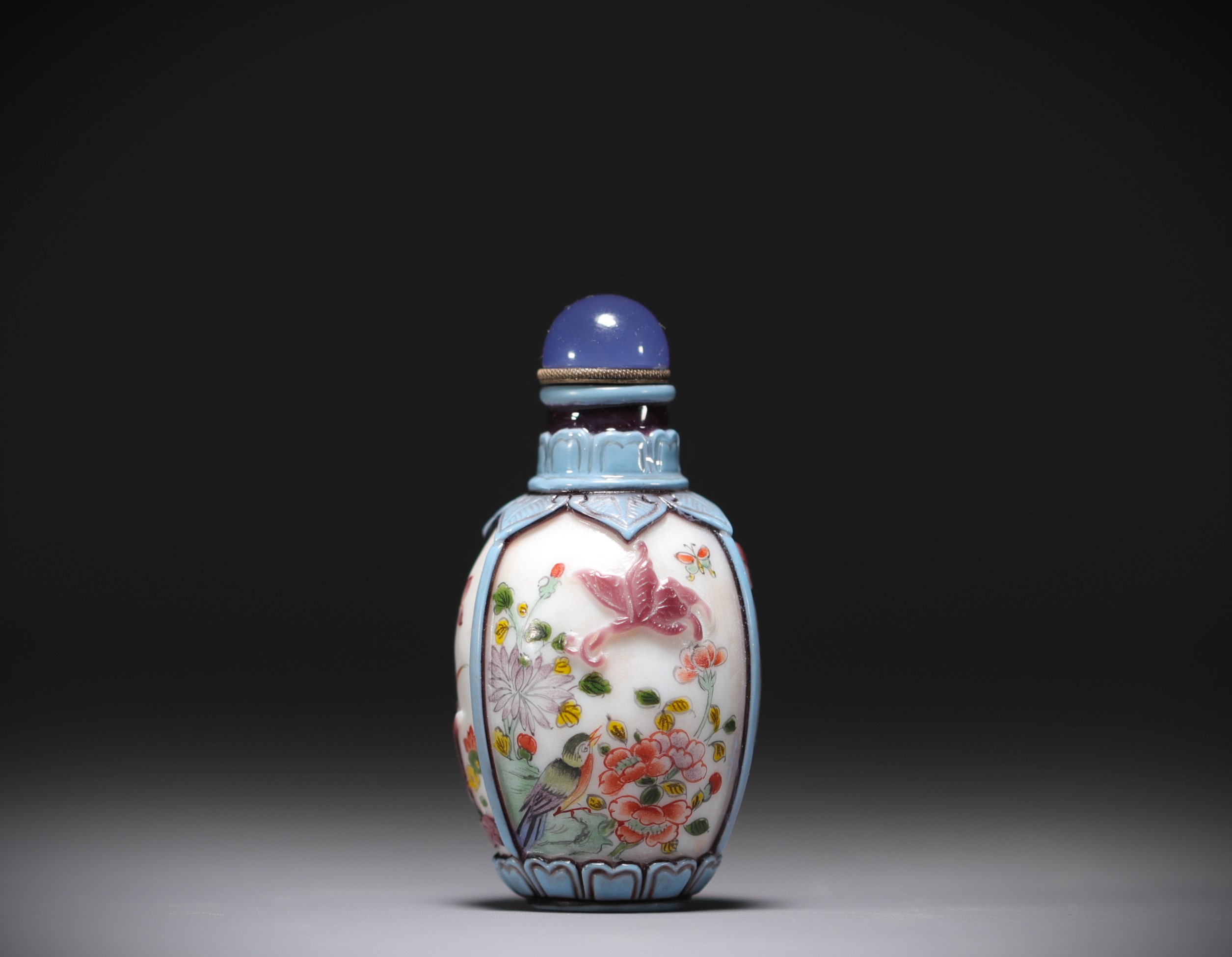 China - Snuffbox in multi-layered glass with painted and enamelled decoration - Qianlong - Image 2 of 4