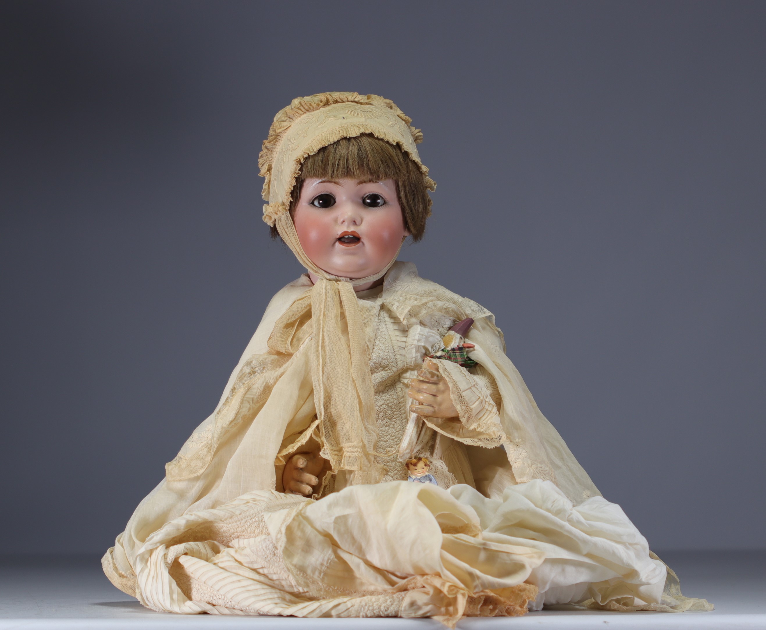 J.D. KESTNER - Bisque character baby head nÂ° 257, open mouth in christening gown, circa 1910. - Image 2 of 2