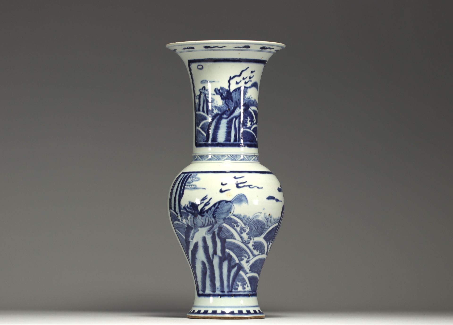 China - Large white-blue vase with chimera design. - Bild 3 aus 5