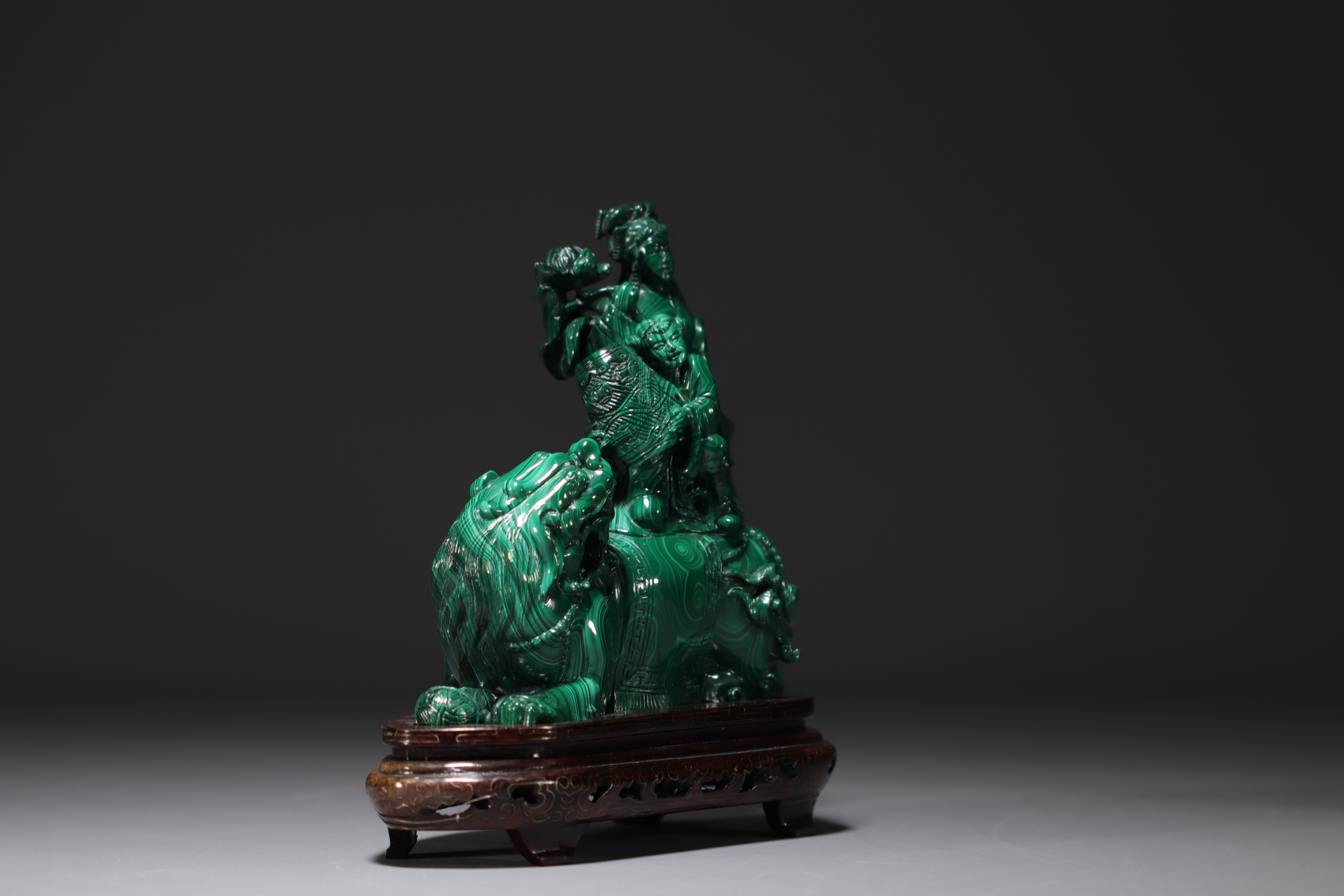 China - Malachite sculpture representing a Fo dog and characters, on a wooden base. - Image 2 of 4