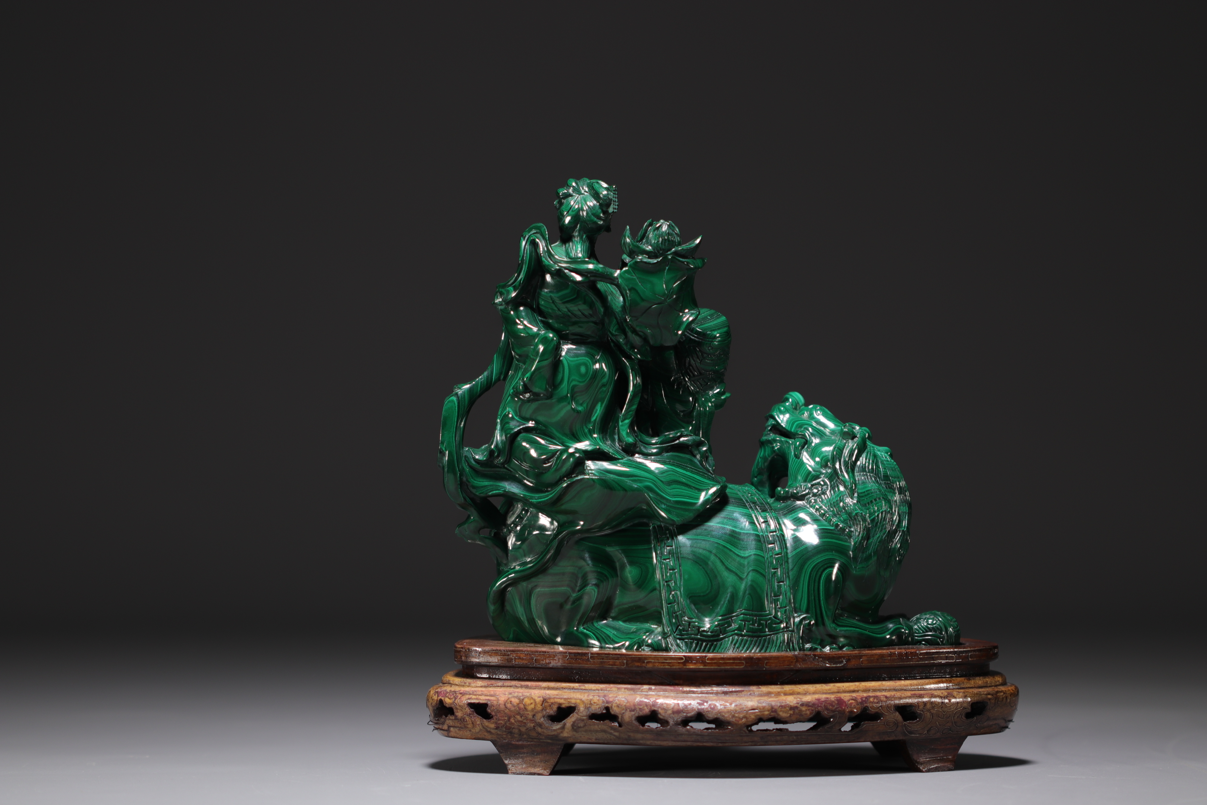 China - Malachite sculpture representing a Fo dog and characters, on a wooden base. - Image 4 of 4