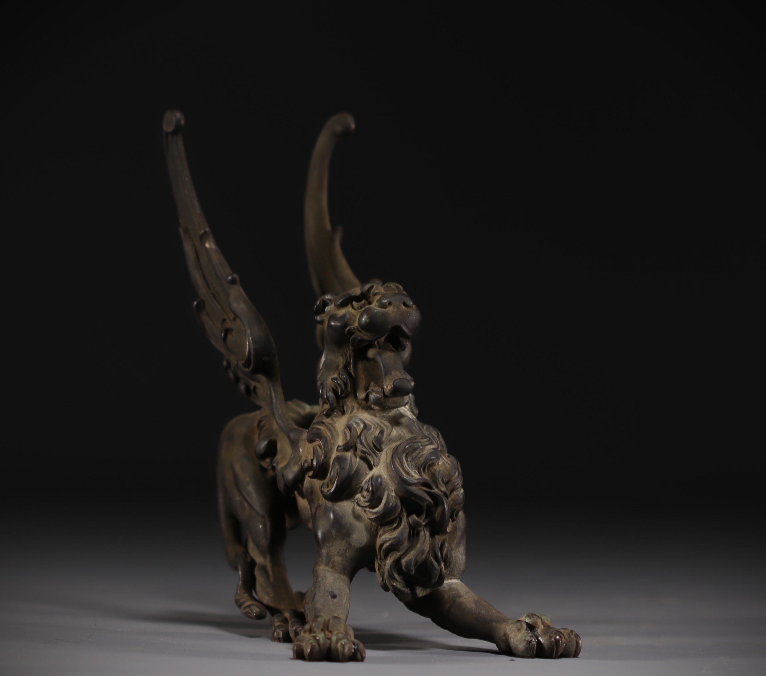 "Griffon" - Bronze sculpture with brown patina, 19th century. - Image 2 of 3