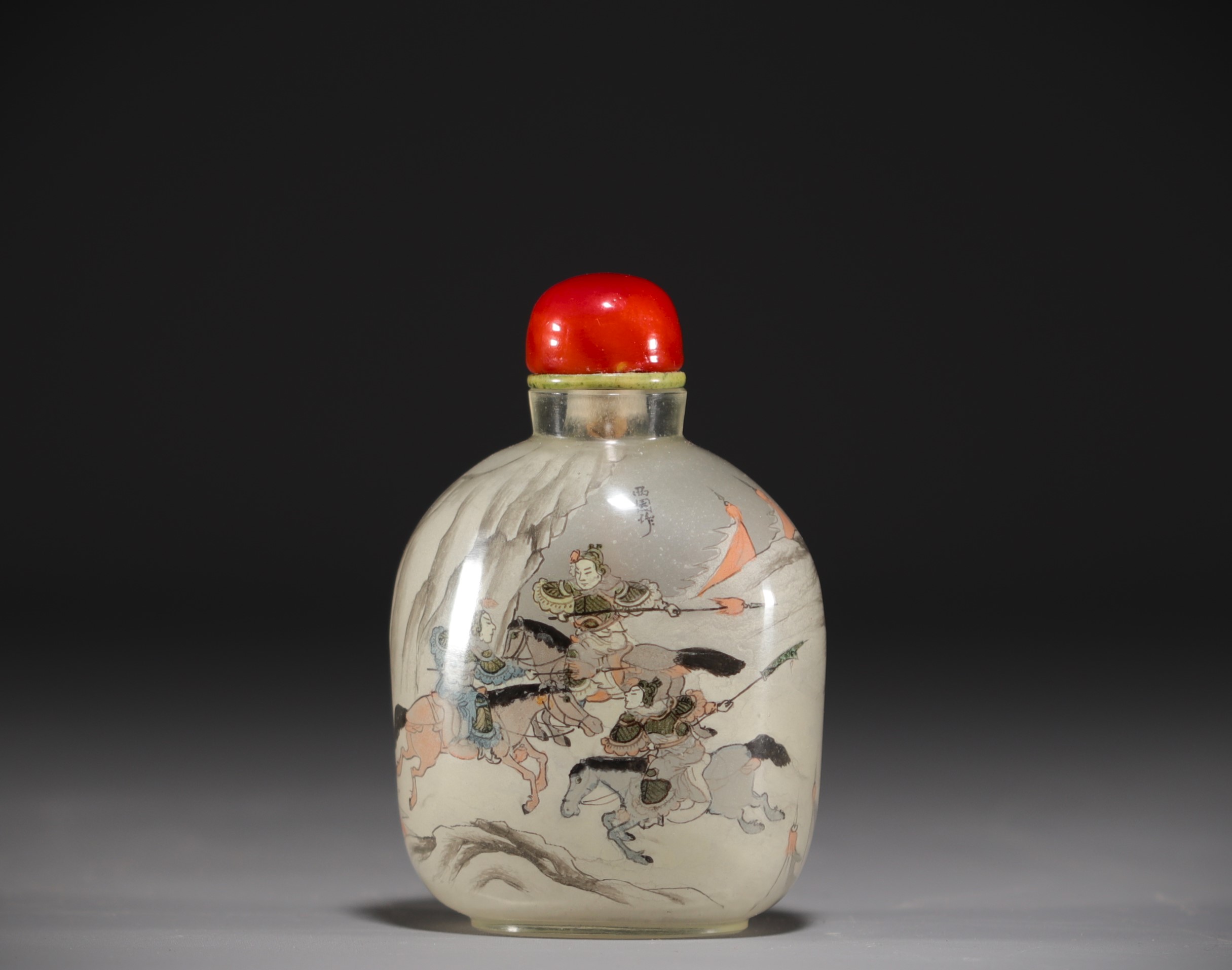 China - Glass snuffbox painted on the inside depicting a combat scene on horseback, early 20th centu
