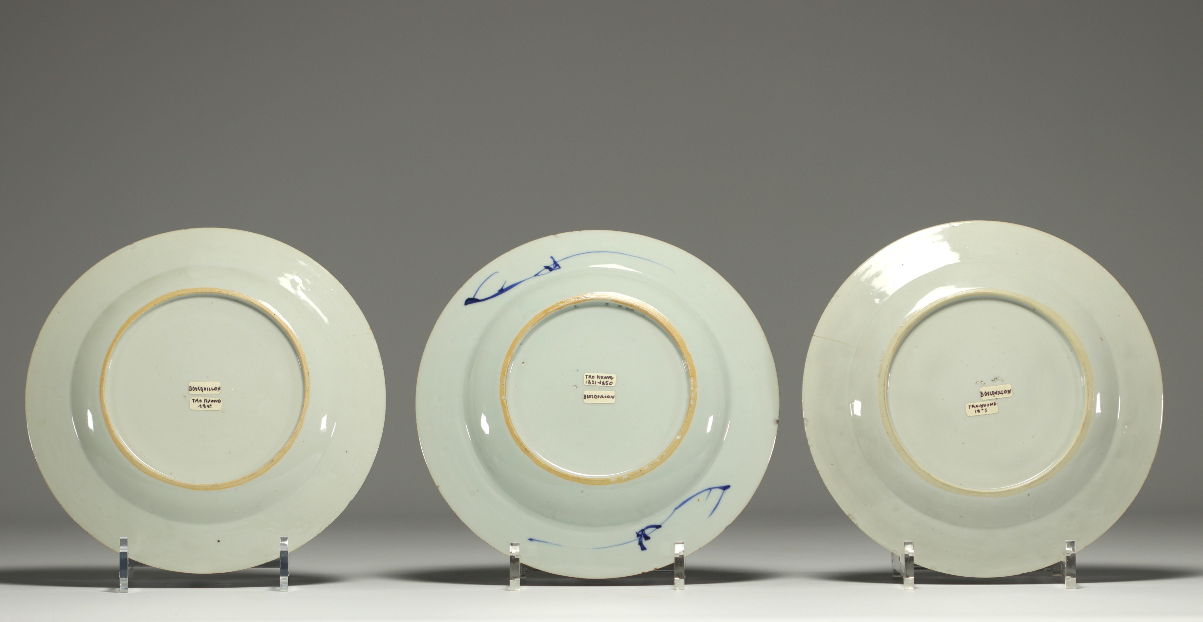 China - Set of three blue-white porcelain plates. - Image 3 of 3